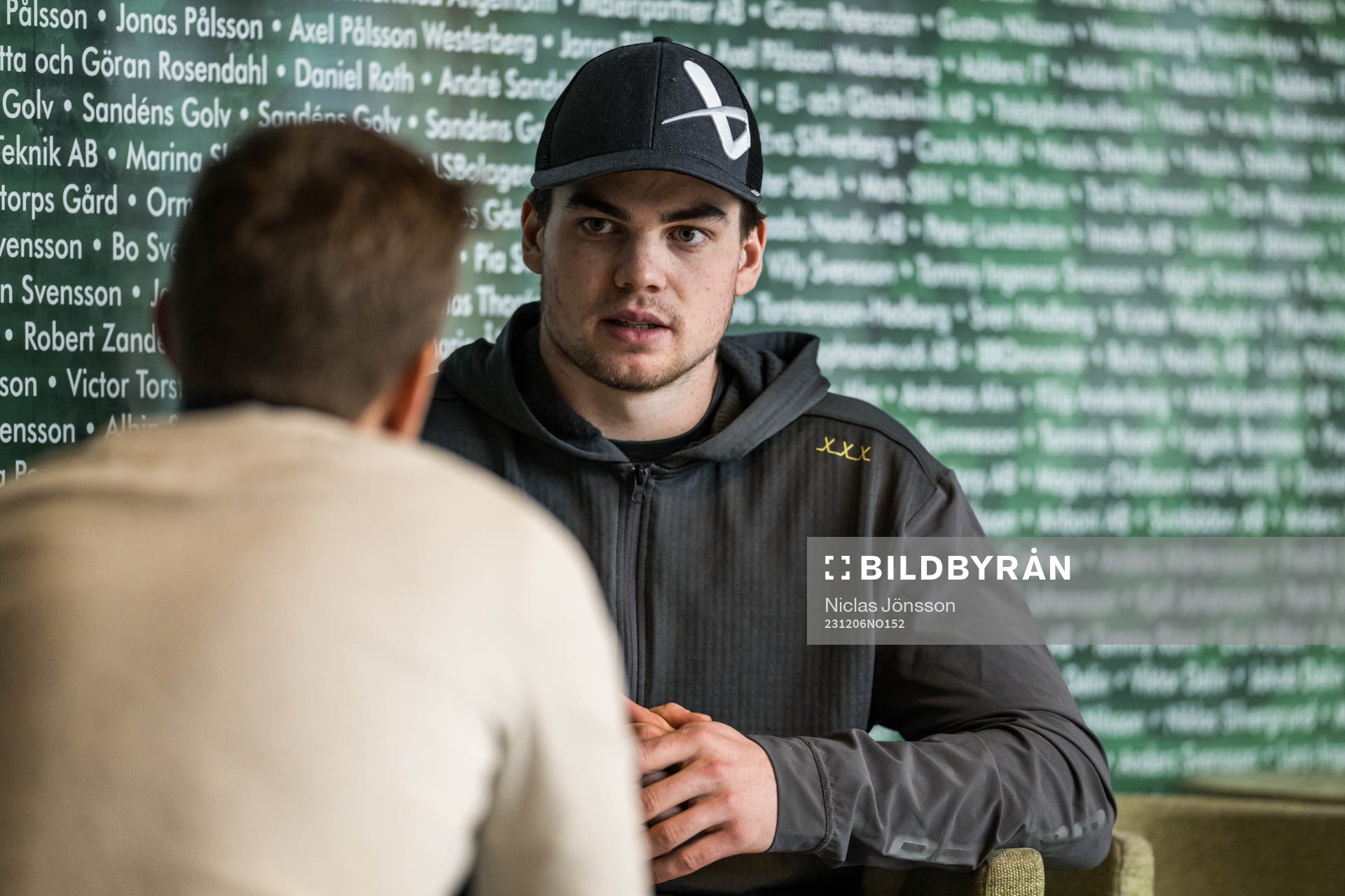 Lian Bichsel blir intervjuad