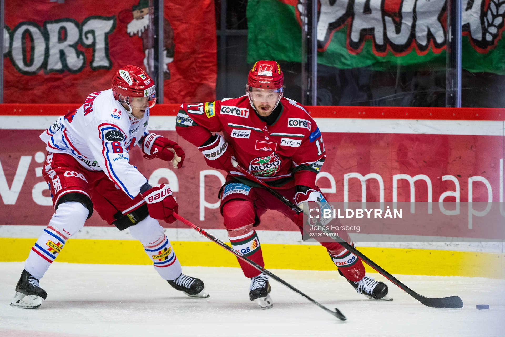 MoDos Riley Woods och Timrås Joonas Lyytinen