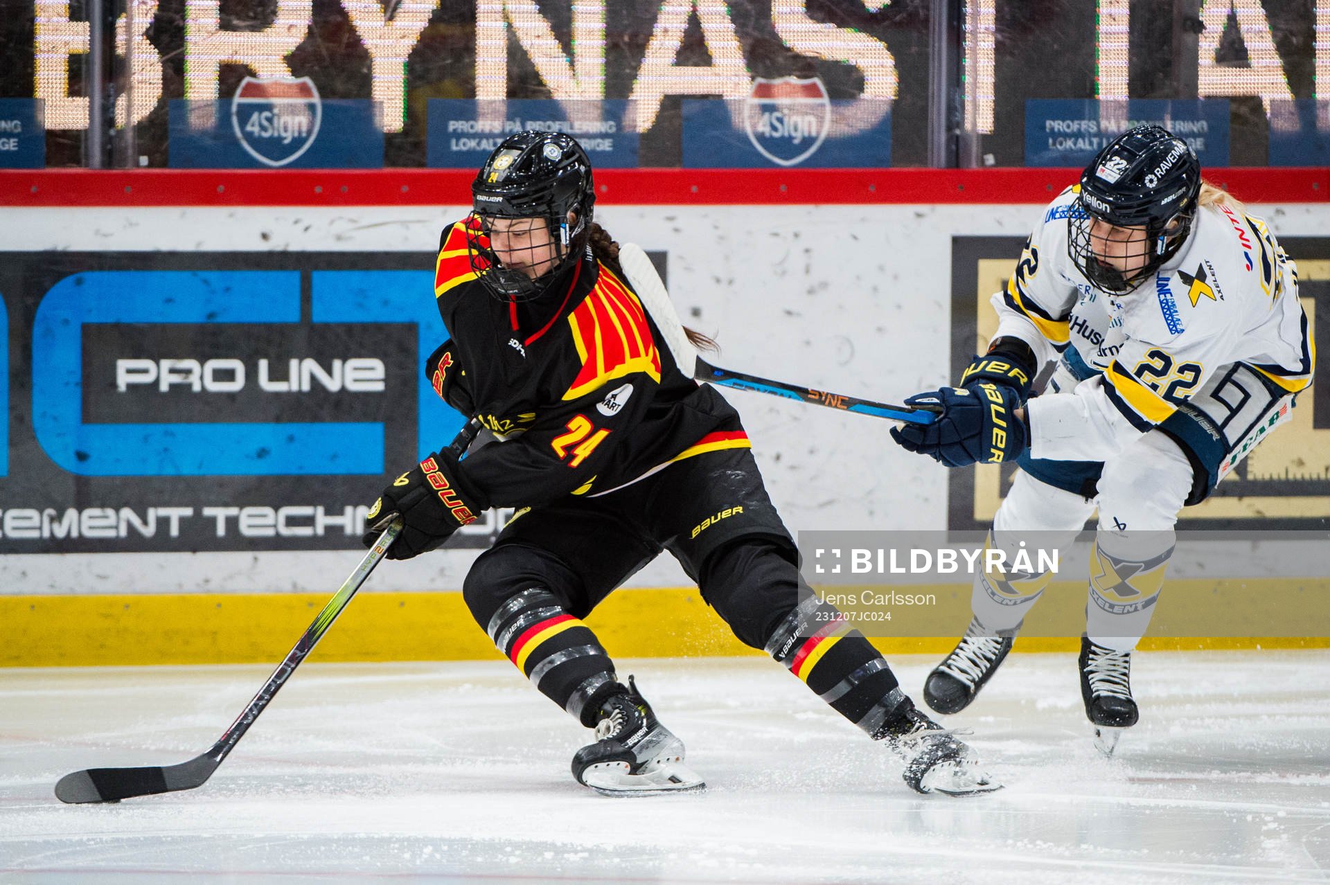 Brynäs Sara Cajanova och HV71s Suvi Käyhkö