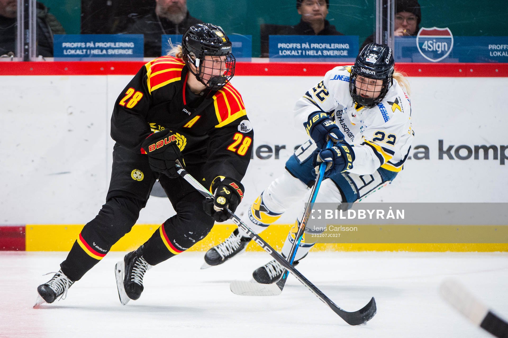 Brynäs Jenny Antonsson och HV71s Suvi Käyhkö