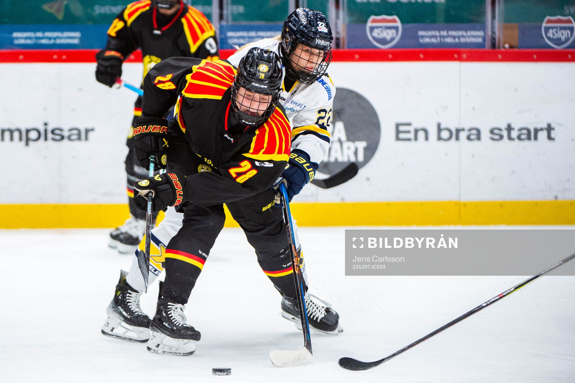 Brynäs Jenny Antonsson och HV71s Suvi Käyhkö
