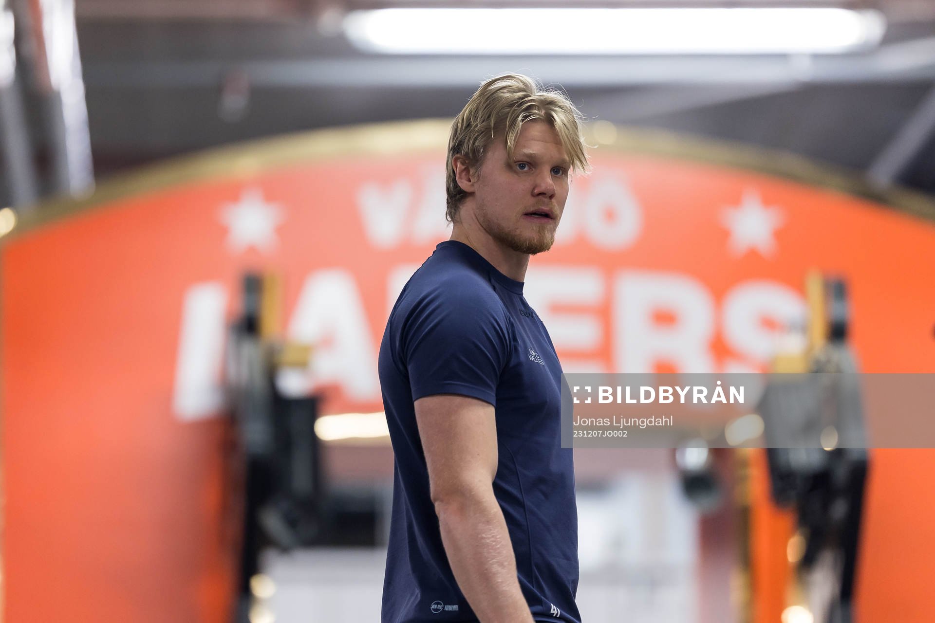 Växjö Lakers HCs Ludvig Nilsson värmer upp