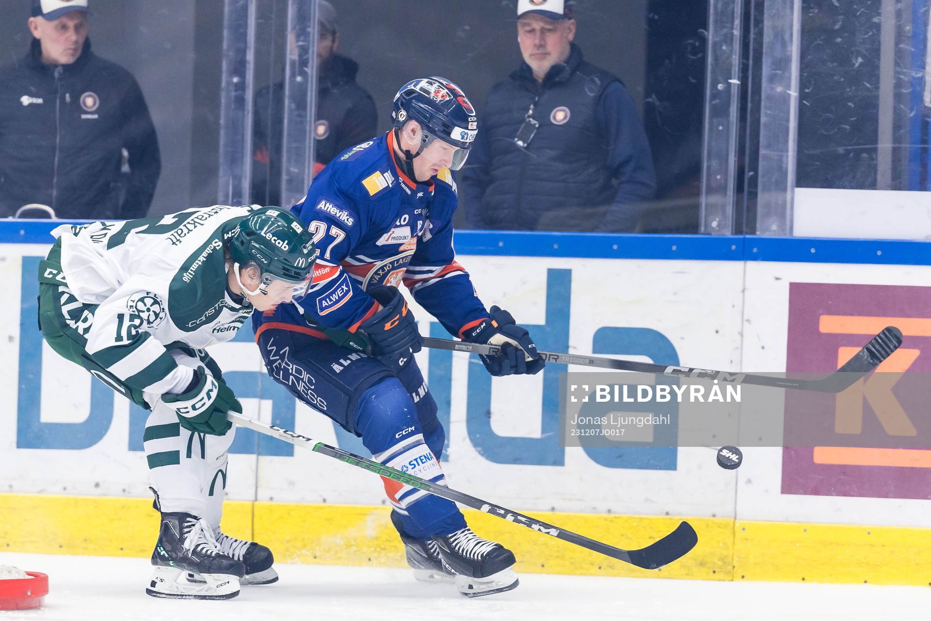 Färjestad BKs Albert Wikman och Växjö Lakers HCs Martin