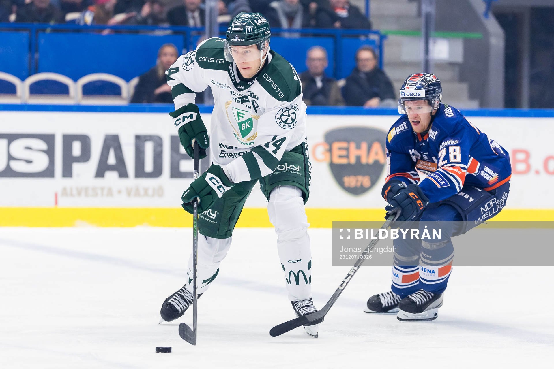 Färjestad BKs Victor Ejdsell och Växjö Lakers HCs Hugo