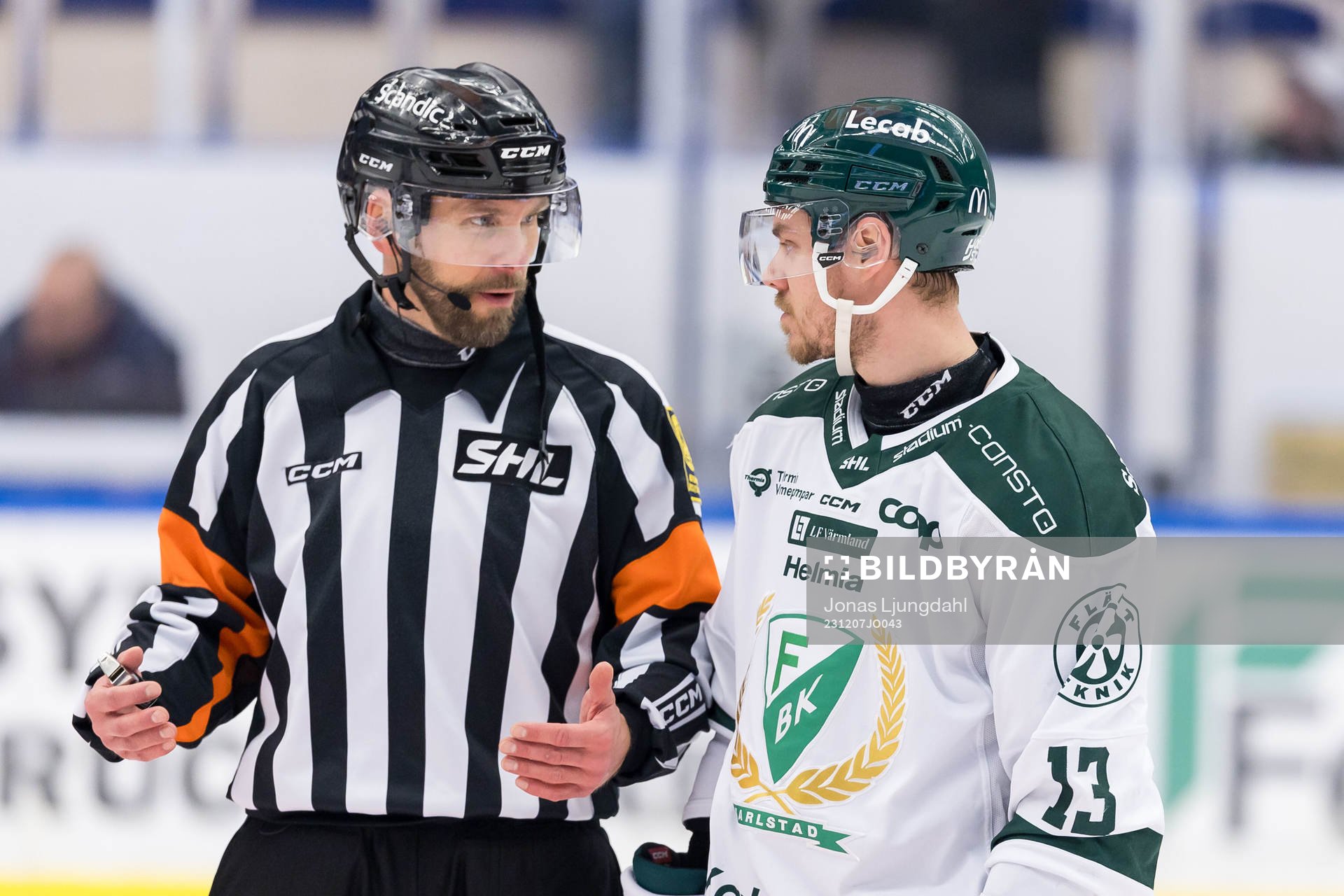 Domare Marcus Linde och Färjestad BKs Joel Kellman