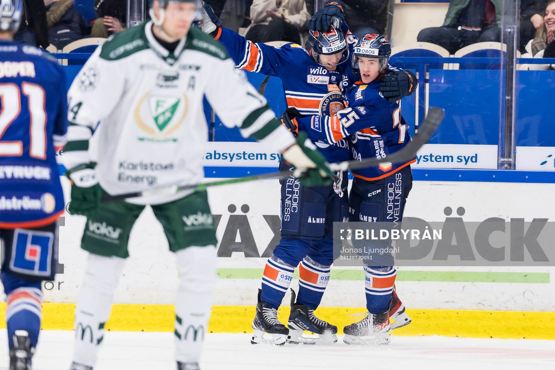 Växjö Lakers HCs Jakub Stancl jublar och Filip Eriksson