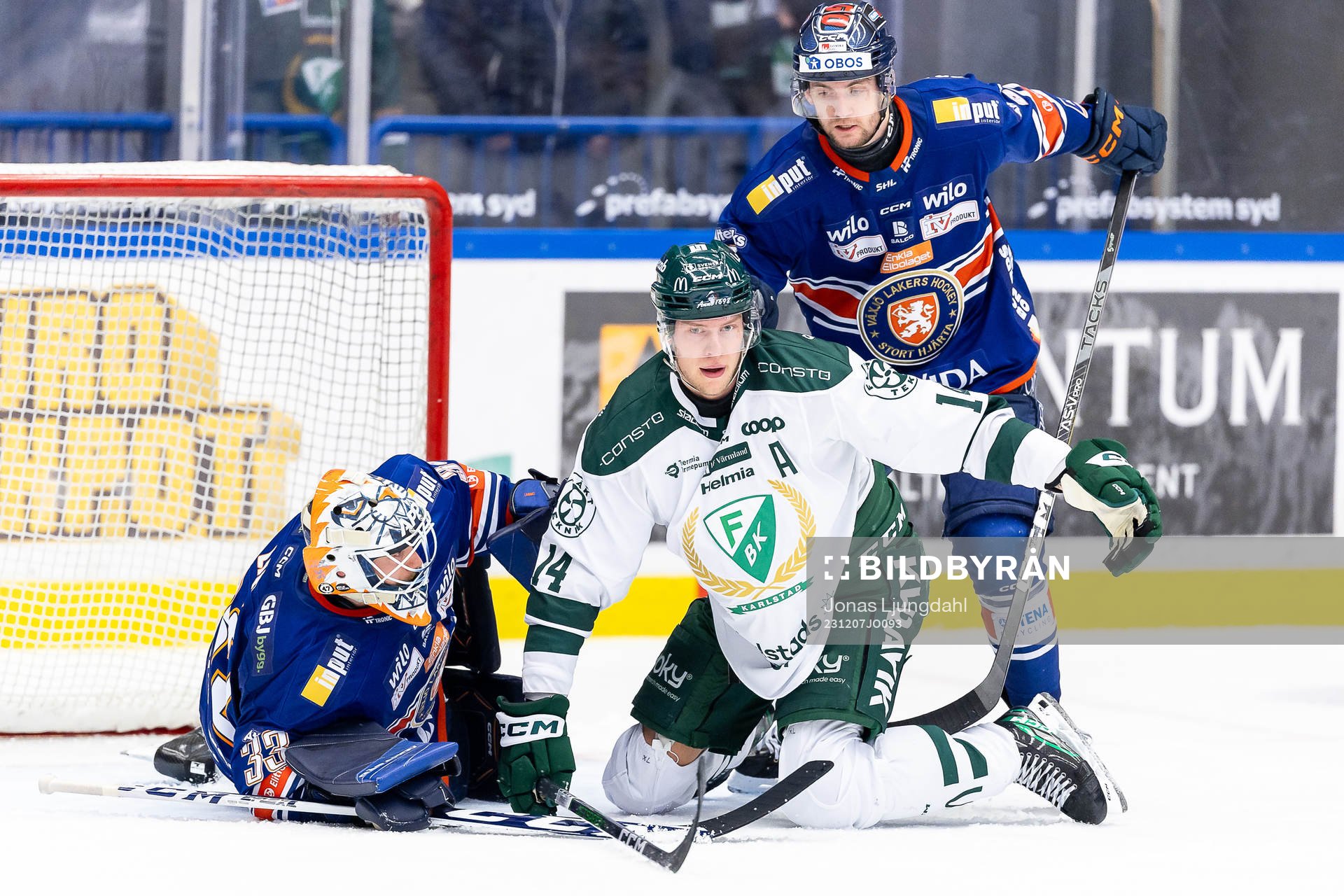 Färjestads Victor Ejdsell mellan Växjös målvakt Emil