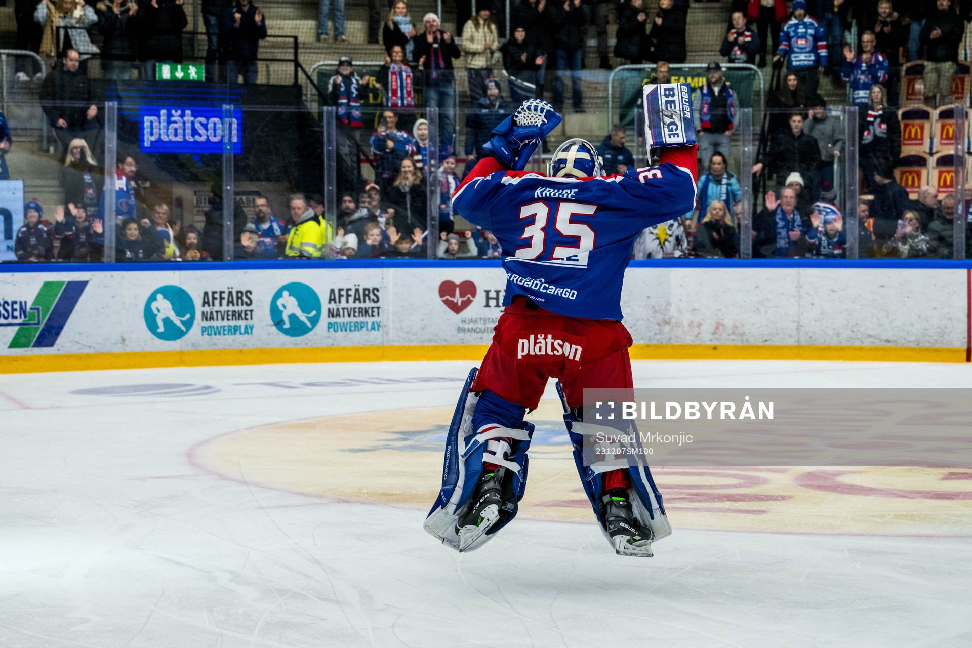 Oskarshamns målvakt Emil Kruse jublar