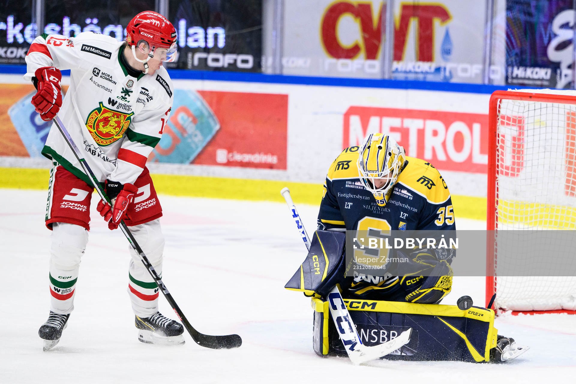 Moras Filip Björkman och Södertäljes målvakt Tomas Sholl