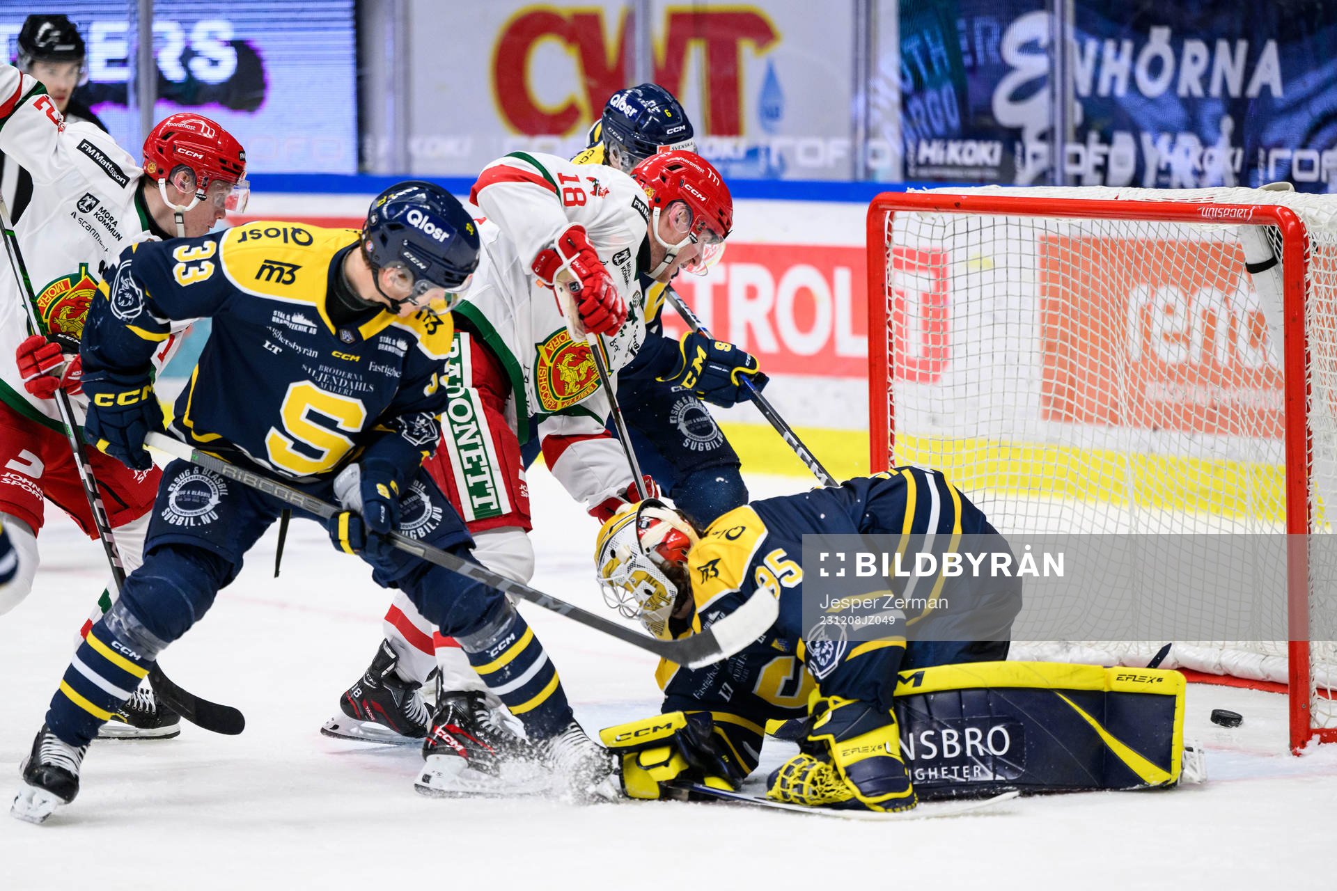 Moras Henrik Eriksson och Södertäljes målvakt Tomas Sholl