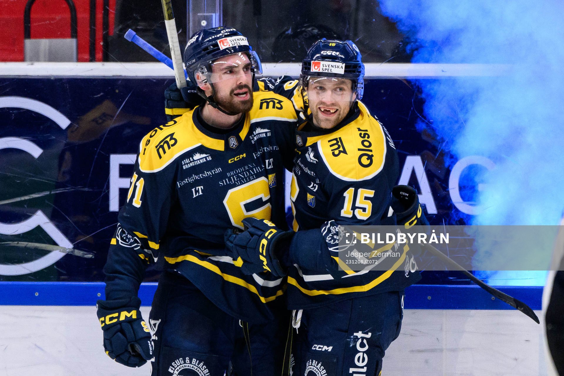 Södertäljes Dominic Turgeon och Albin Carlson jublar