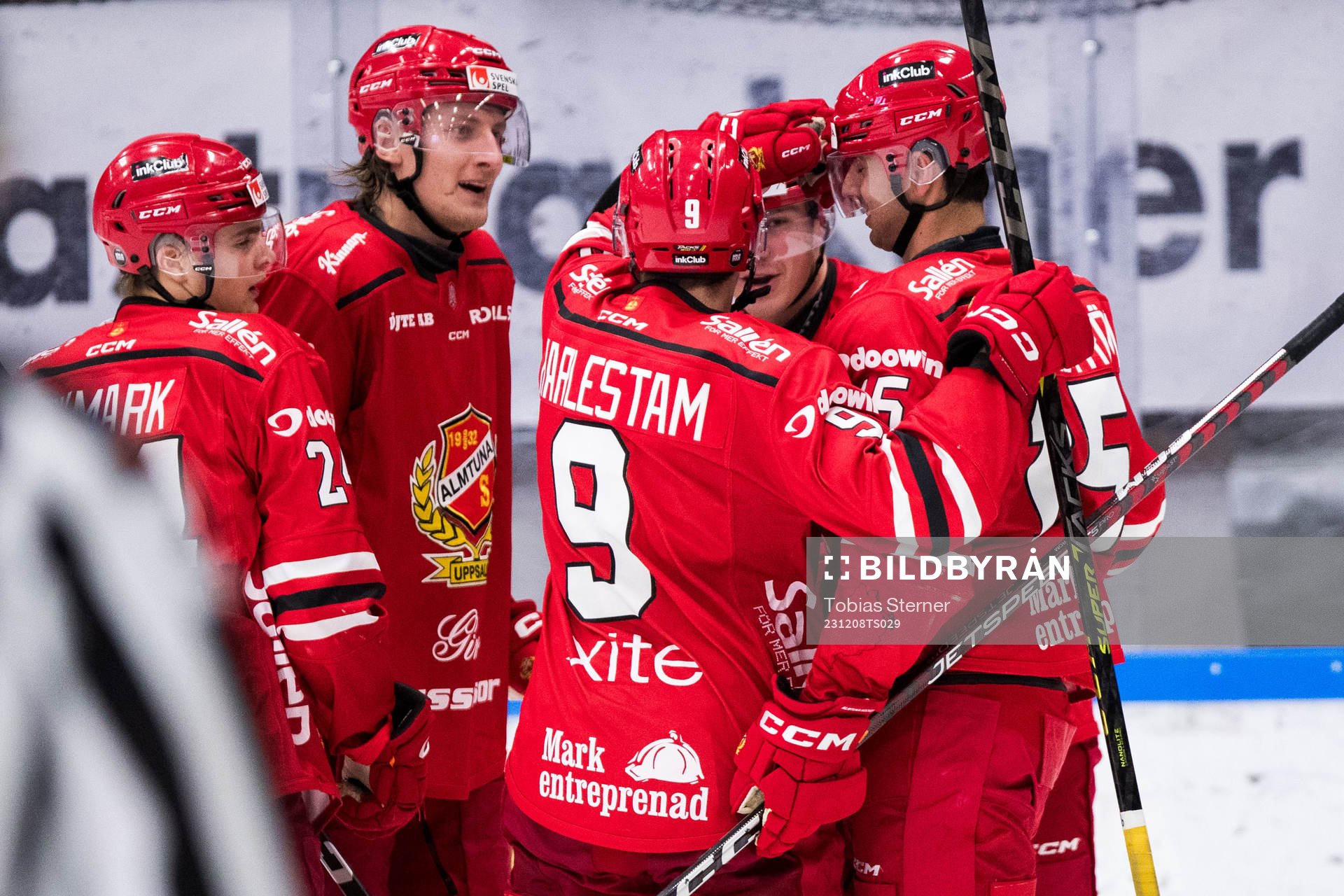 Almtunas Marcus Karlström jublar med lagkamrater