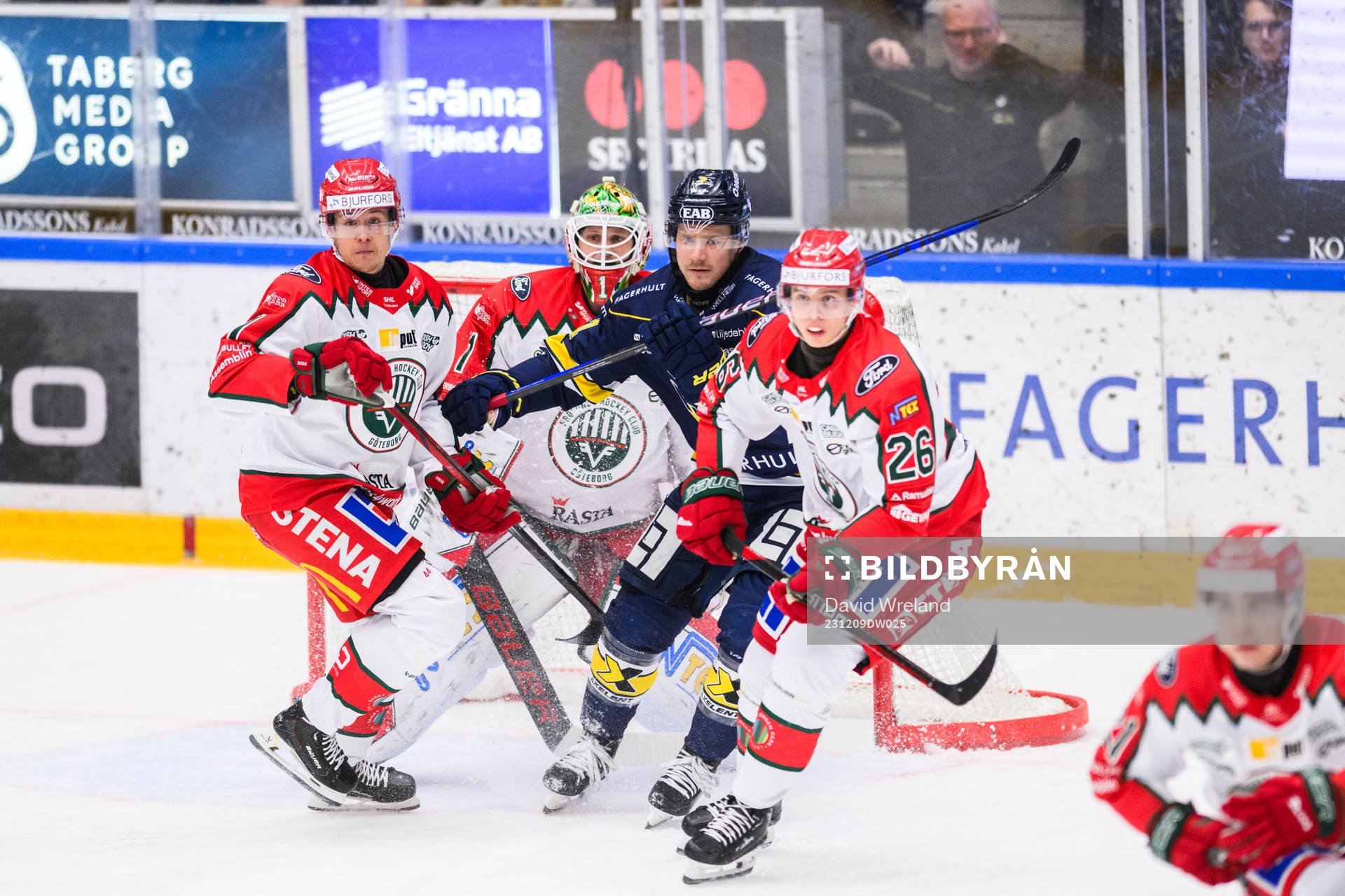 HV71s Simon Önerud  framför Frölundas målvakt Lars