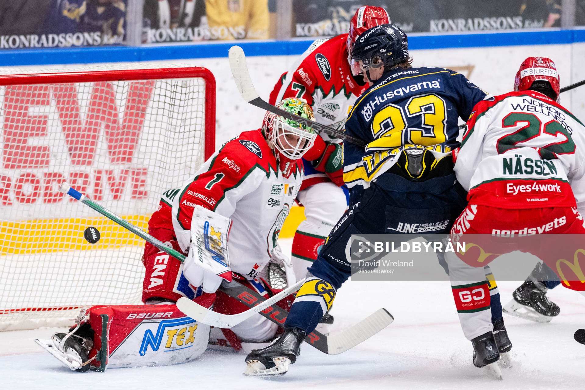 HV71s Åke Stakkestad gör 2-2 bakom Frölundas målvakt