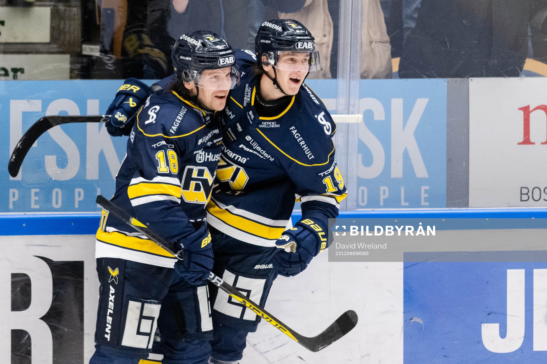 HV71s Henrik Borgström och Kalle Maalahti jublar