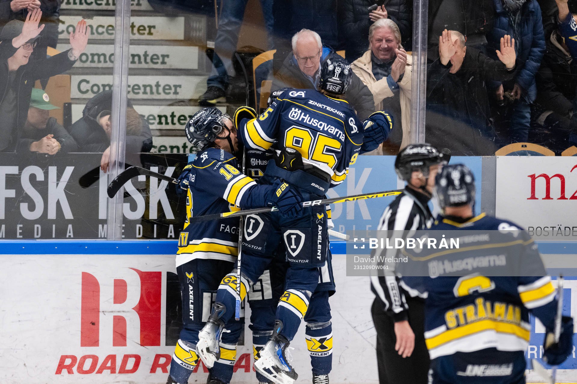 HV71s Henrik Borgström och Kalle Maalahti jublar