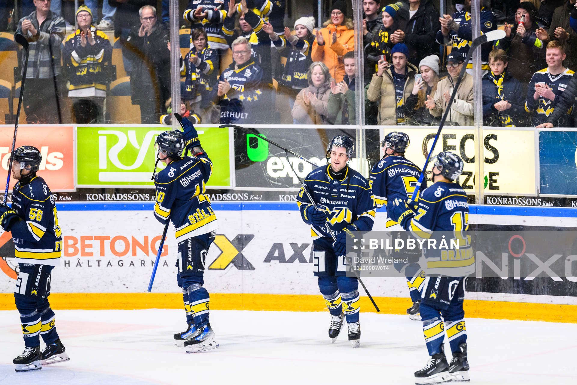 Nicholas Shore  tackar fansen