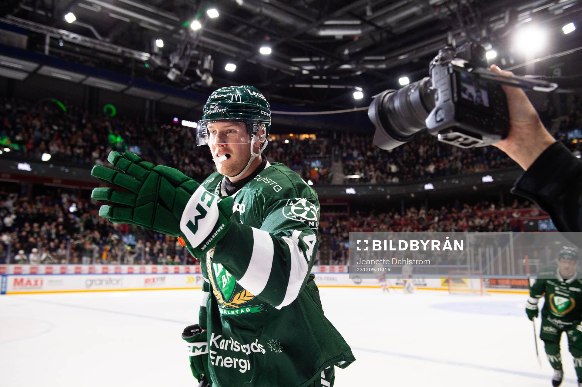 Färjestads Victor Ejdsell jublar