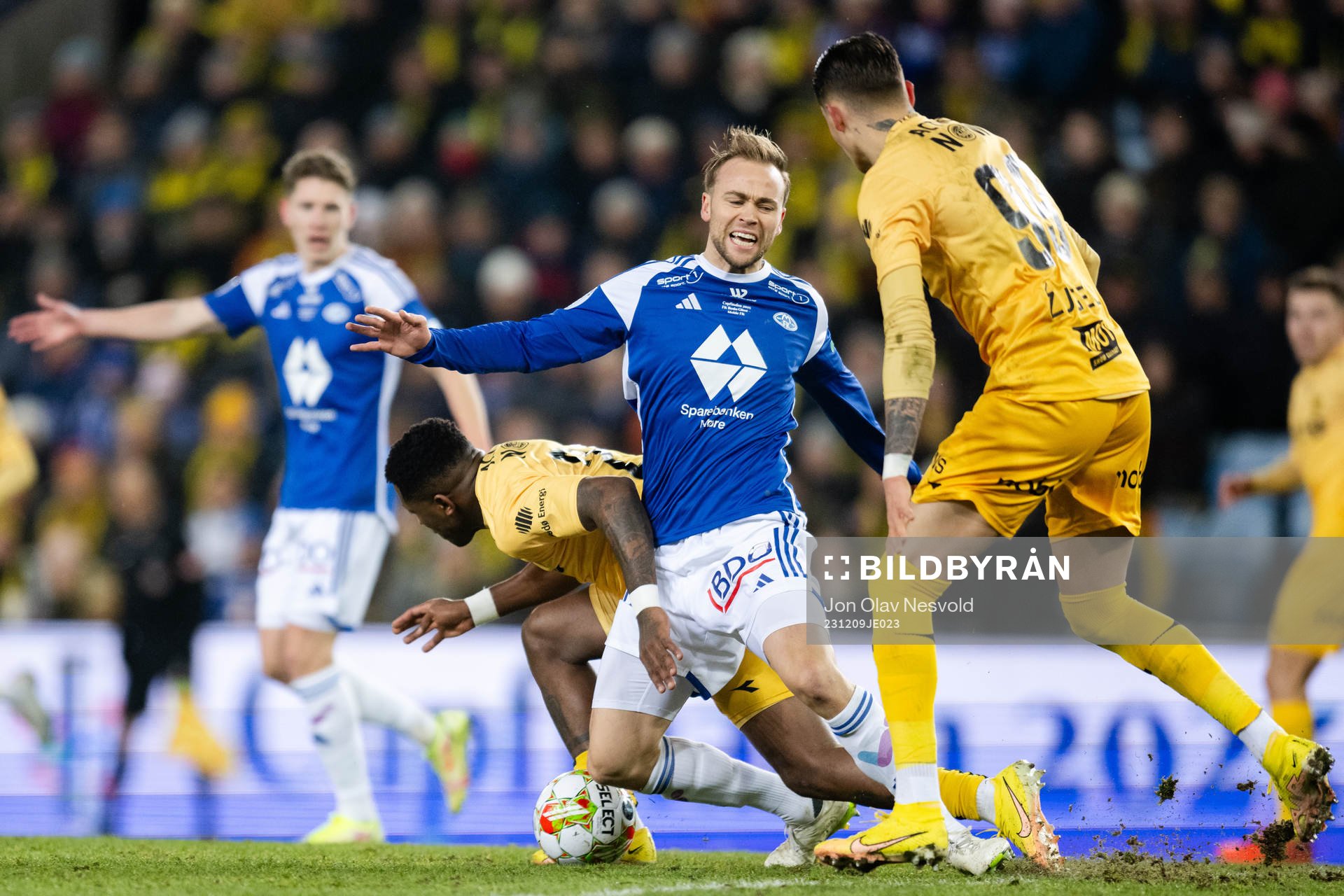 Pemi Moumbagna Faris of Bodø/Glimt and Martin Ellingsen of