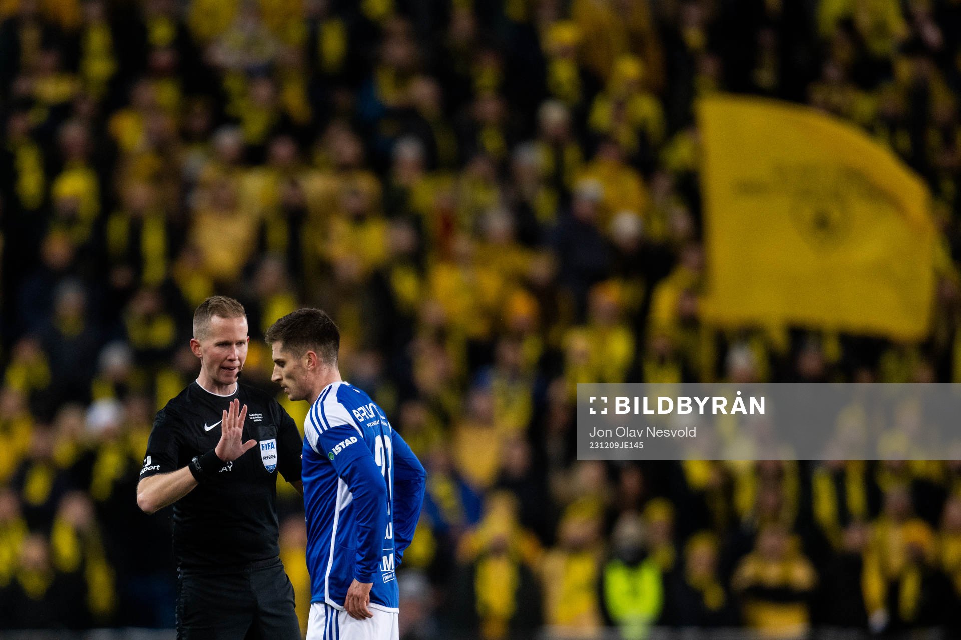 Referee Kristoffer Hagenes and Kristoffer Haugen of Molde