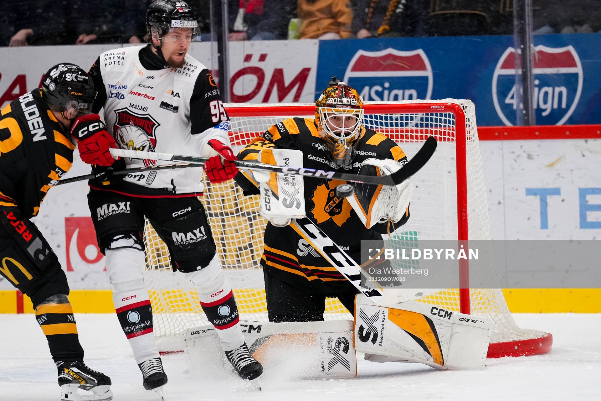 Malmö Redhawks Carl Persson och Skellefteås målvakt