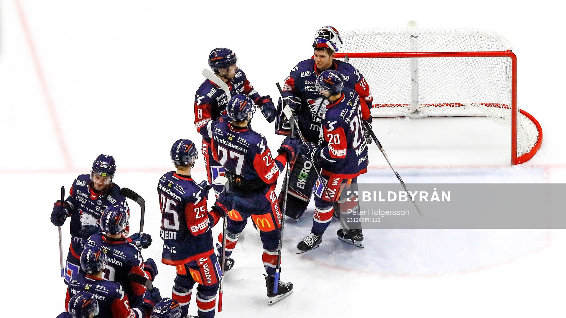 Linköpings spelare tackar målvakt Jesper Myrenberg