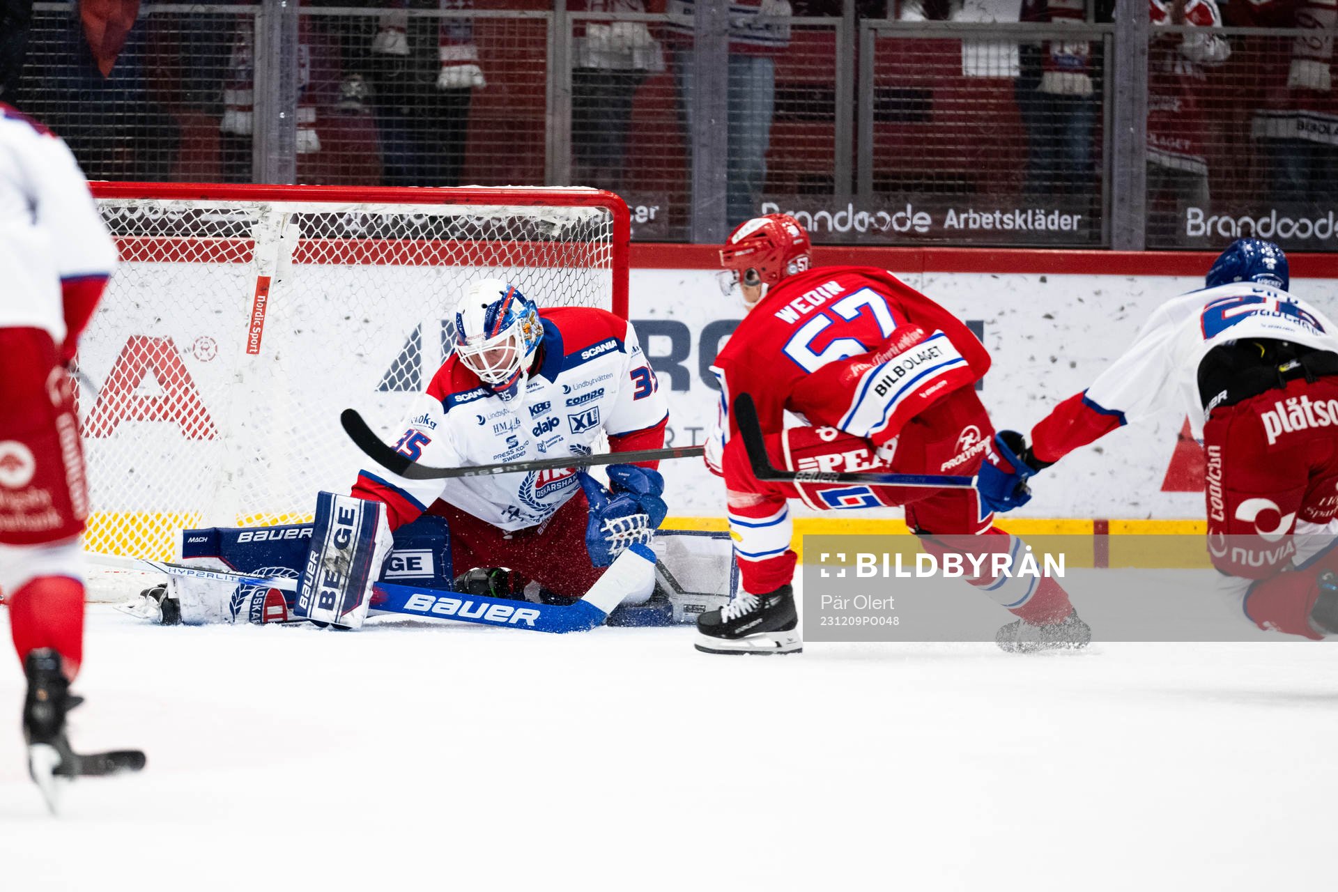 Oskarshamns målvakt Emil Kruse och Timrås Anton Wedin