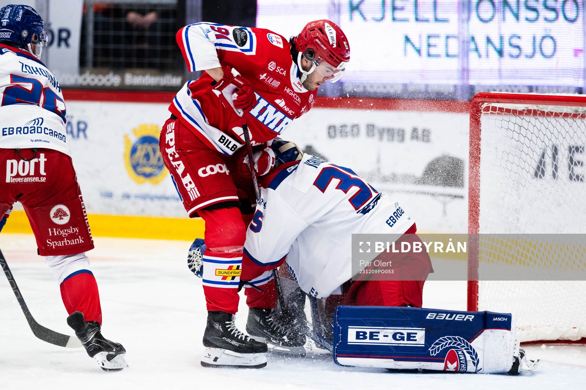 Timrås Magnus Pääjärvi och Oskarshamns målvakt Emil
