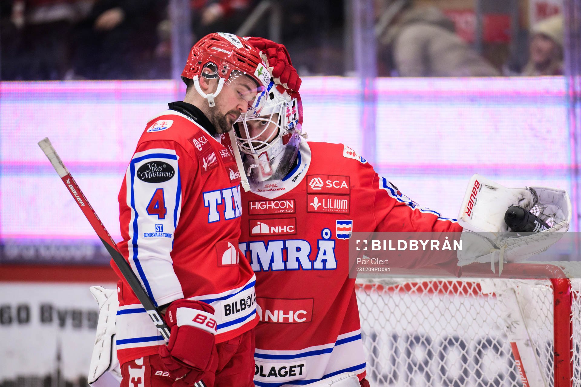 Timrås Tim Erixon och målvakt Tim Juel jublar