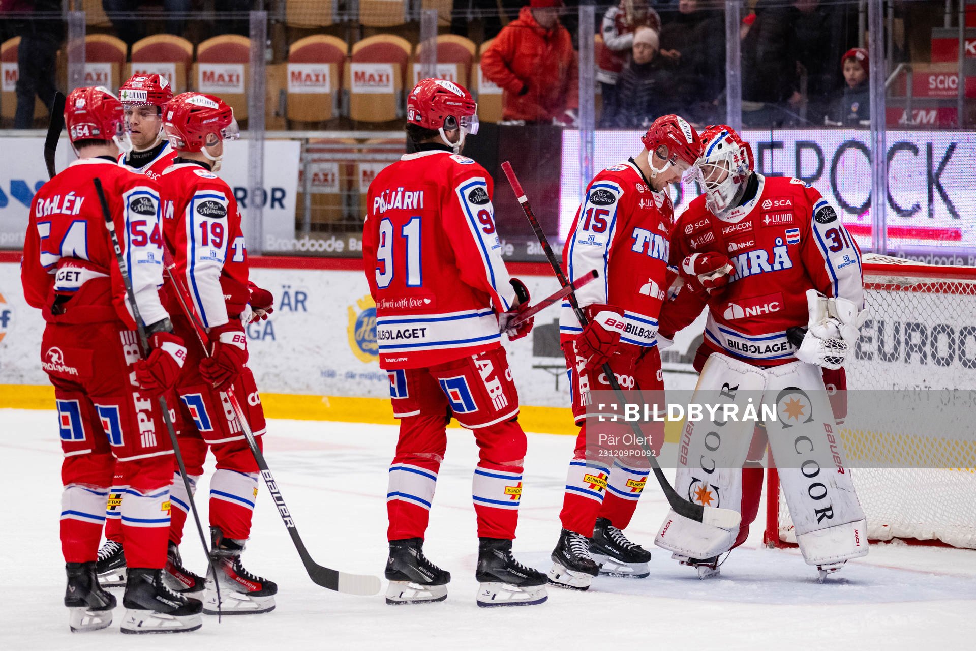 Timrås spelare jublar med målvakt Tim Juel