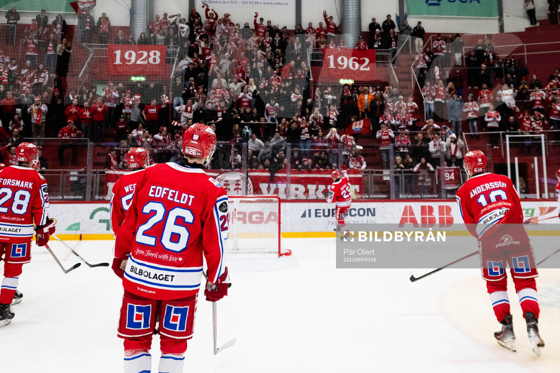 Timråspelarna och Jeremy Boyce-Rotevall jublar mot publiken