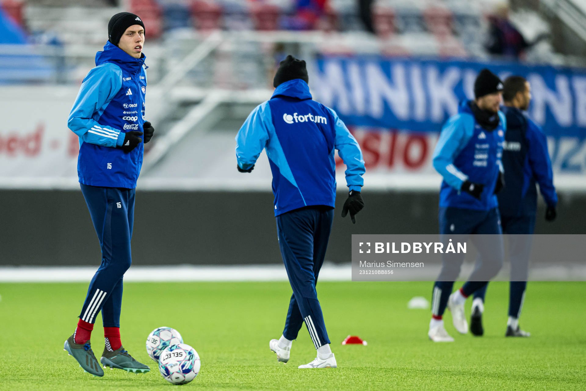 Elias Hagen of Vålerenga warms up