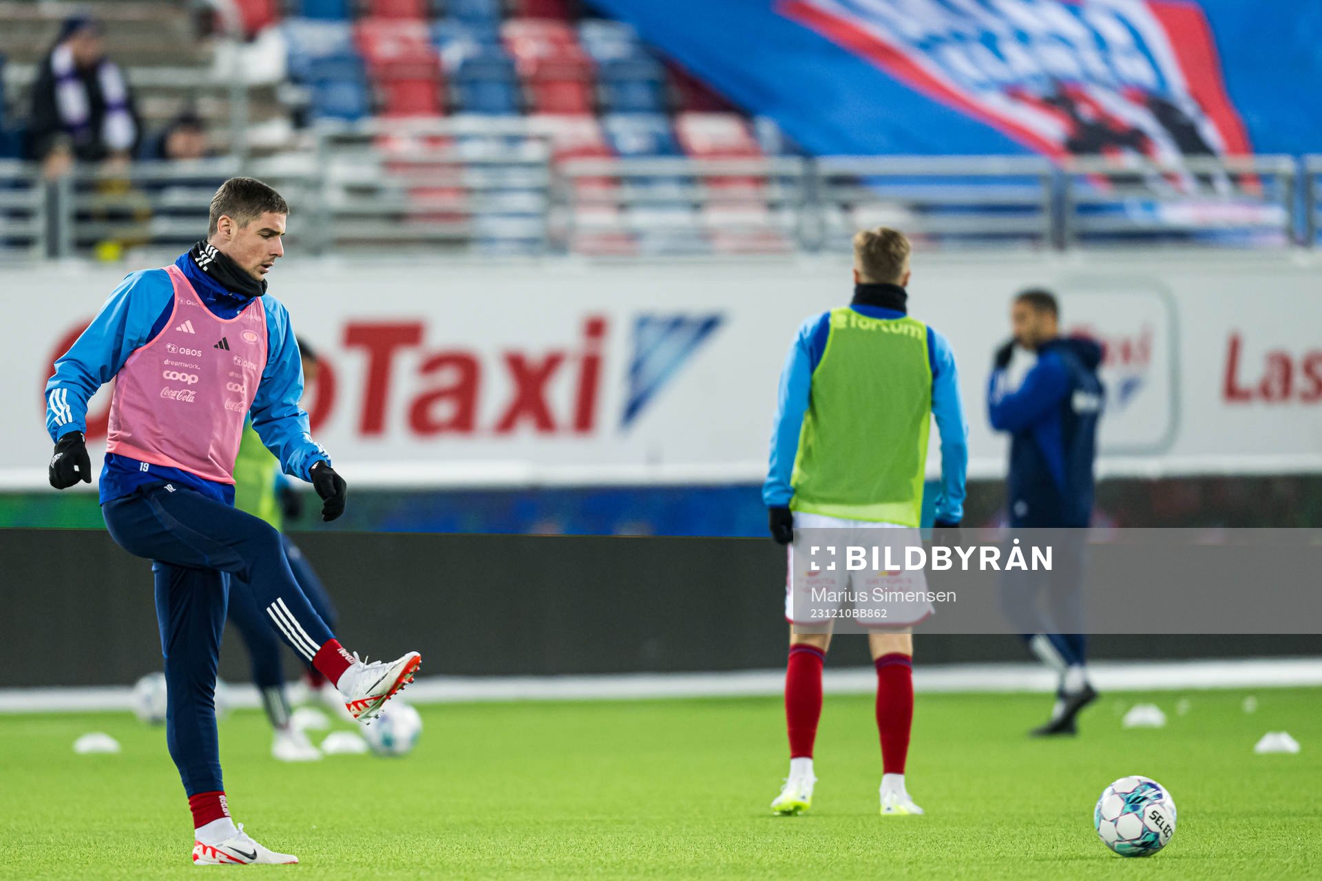 Andrej Ilic of Vålerenga warms up ahead of the Eliteserien playoff football match between Vålerenga and Kristiansund on December 10, 2023 in Oslo.