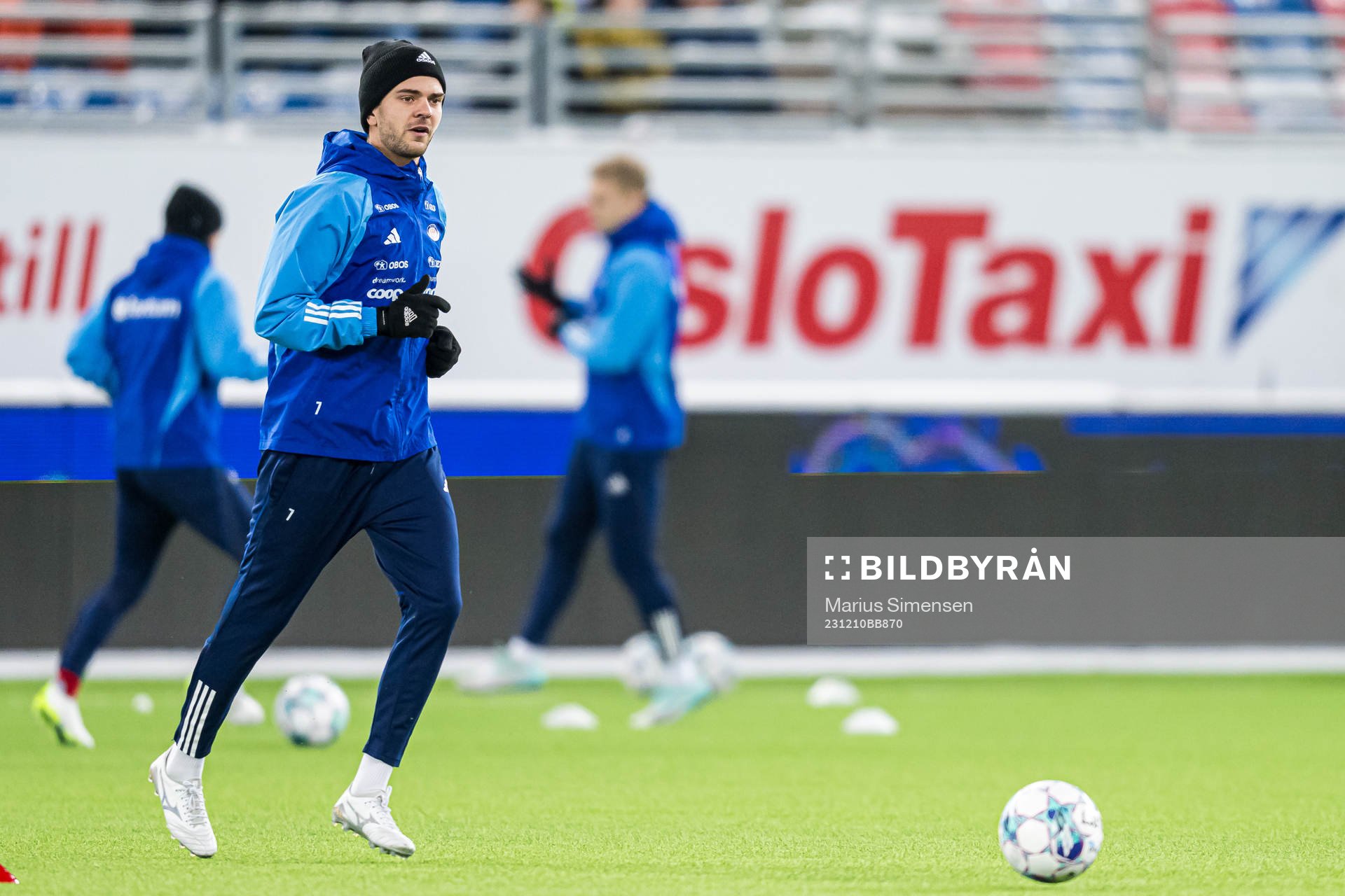 Fredrik Oldrup Jensen of Vålerenga warms up
