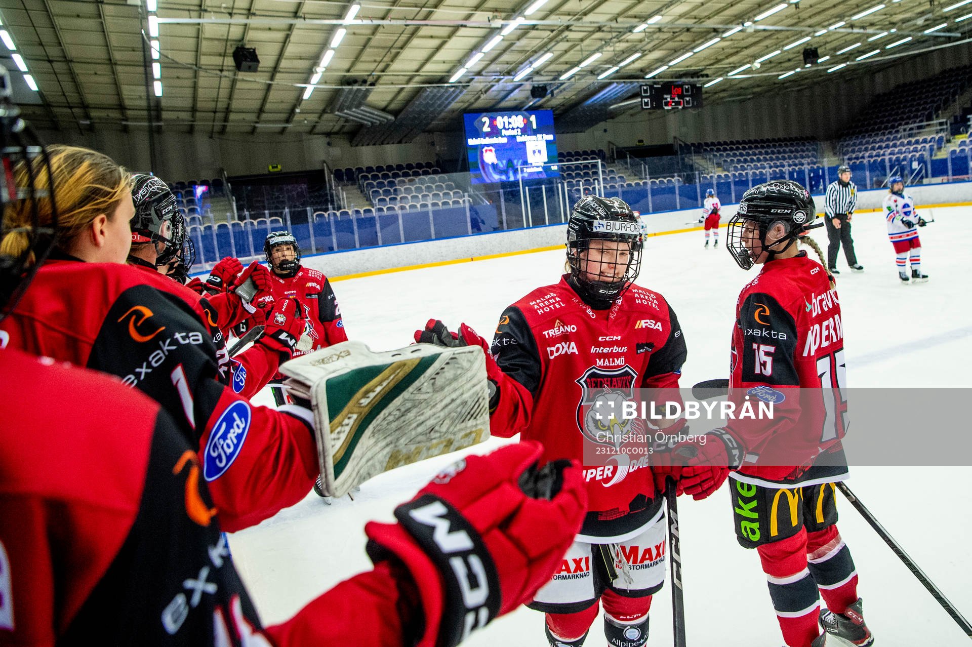 Malmö Redhawks Siobhan Birch jublar med lagkamraterna