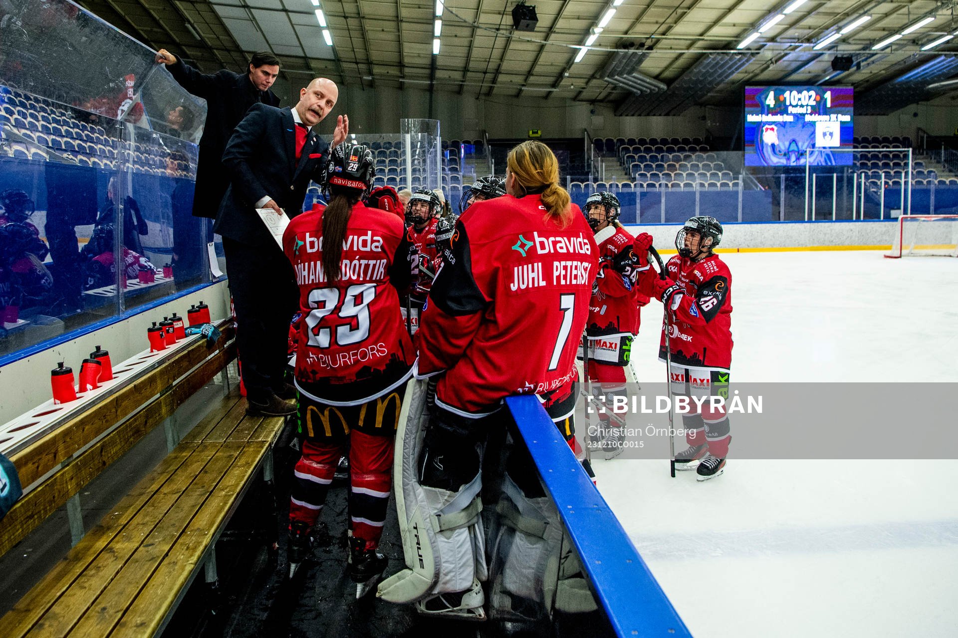 Malmö Redhawks tränare Henrik Palm med spelarna