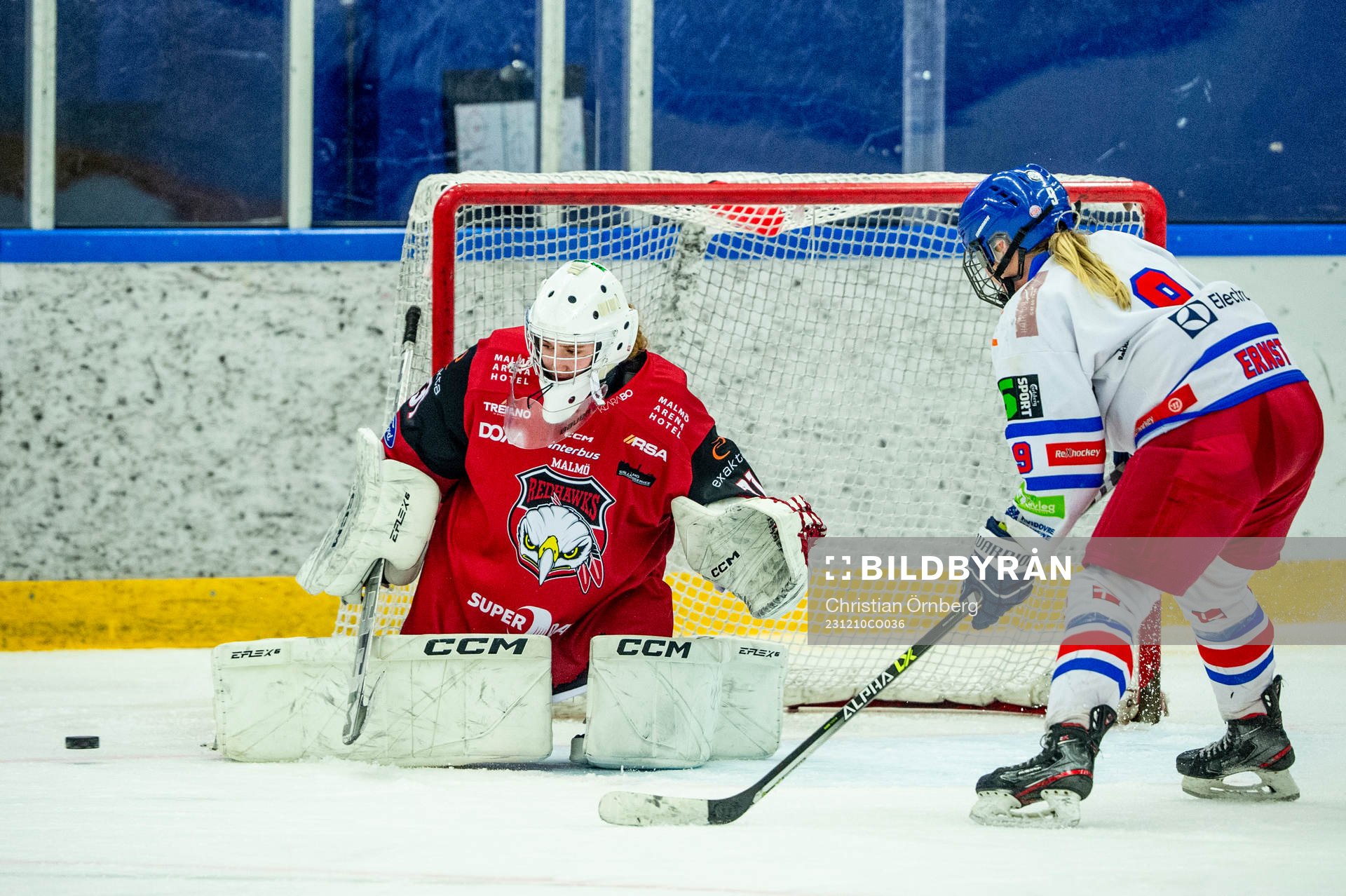 Hvidovres Line Sofie Ernst mot Malmö Redhawks målvakt