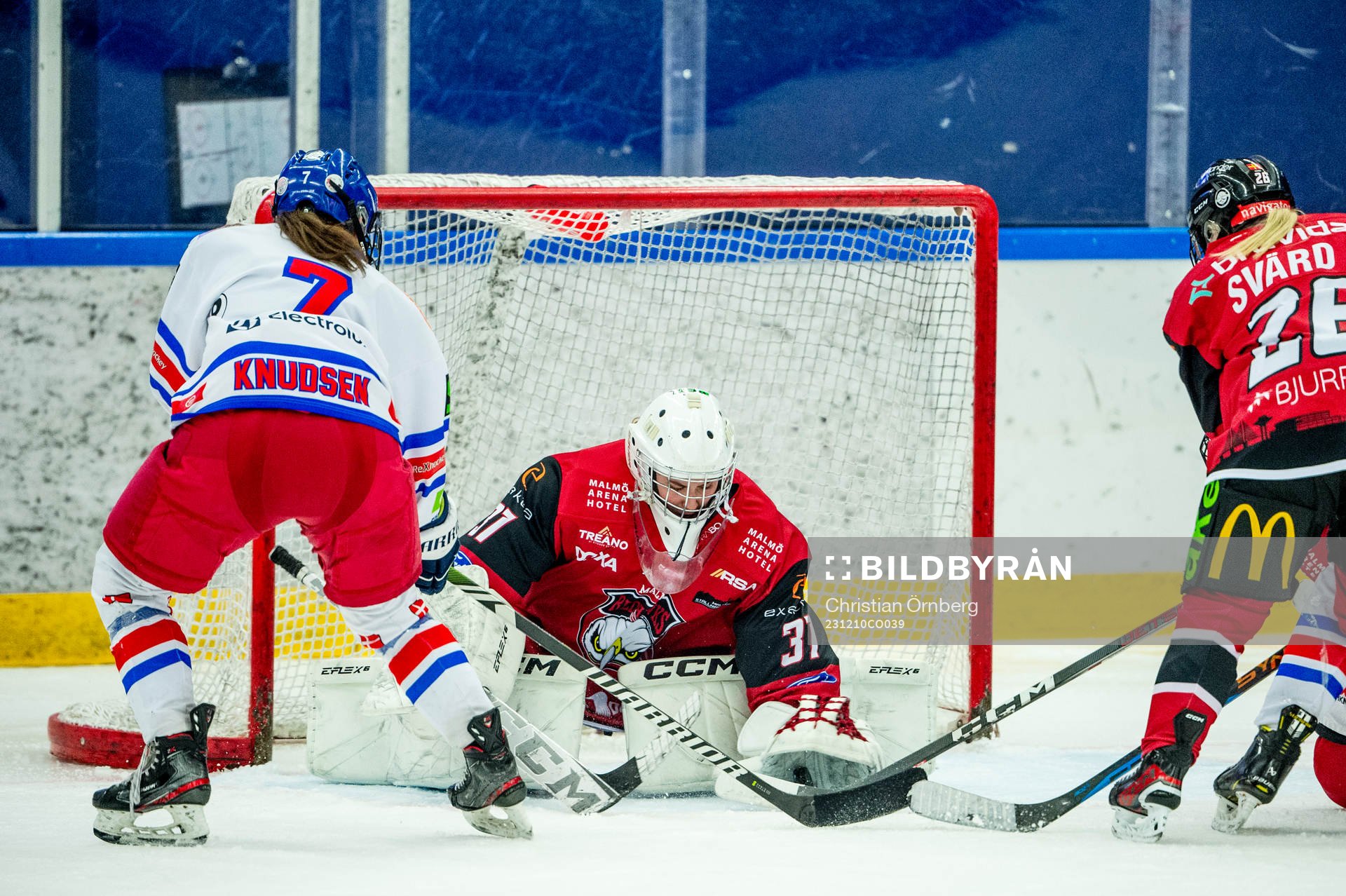 Hvidovres Sara Julie Knudsen mot Malmö Redhawks målvakt