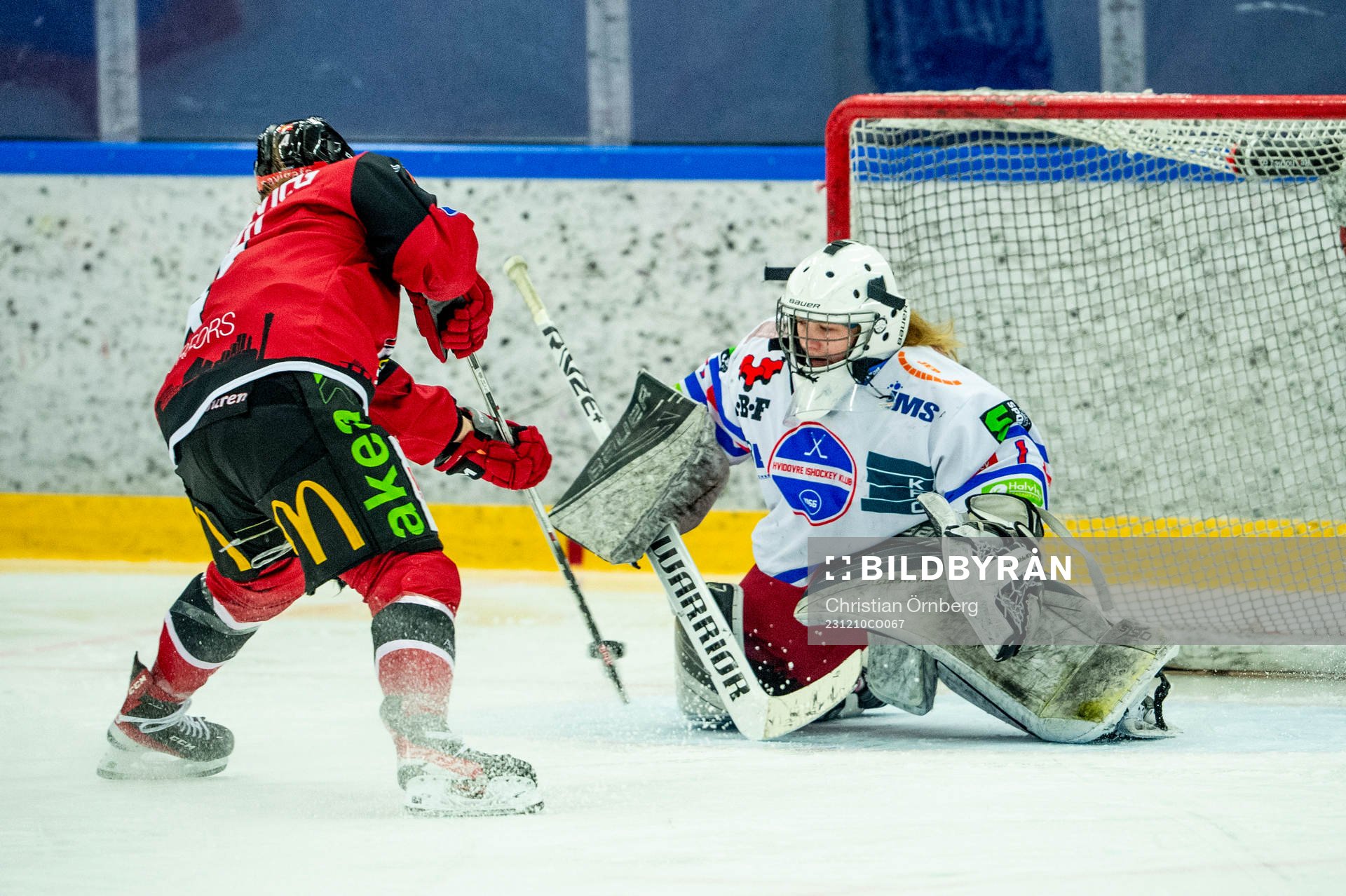 Malmö Redhawks Siobhan Birch sätter pucken i mål på