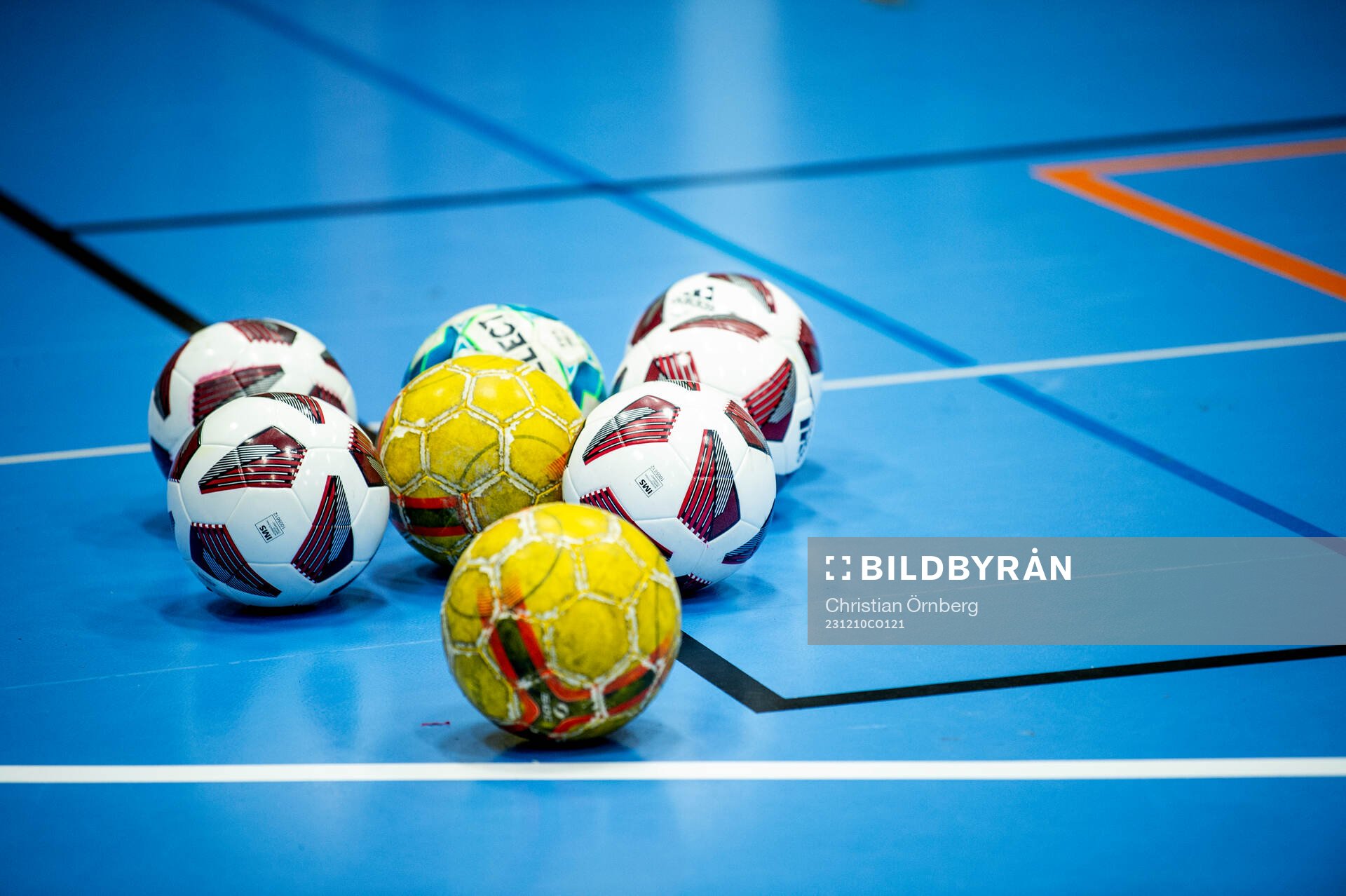 Fotbollar på gymnastikgolv under en futsalträning för ungdomar med hörselnedsättning den 10 december 2023 i Lund. 