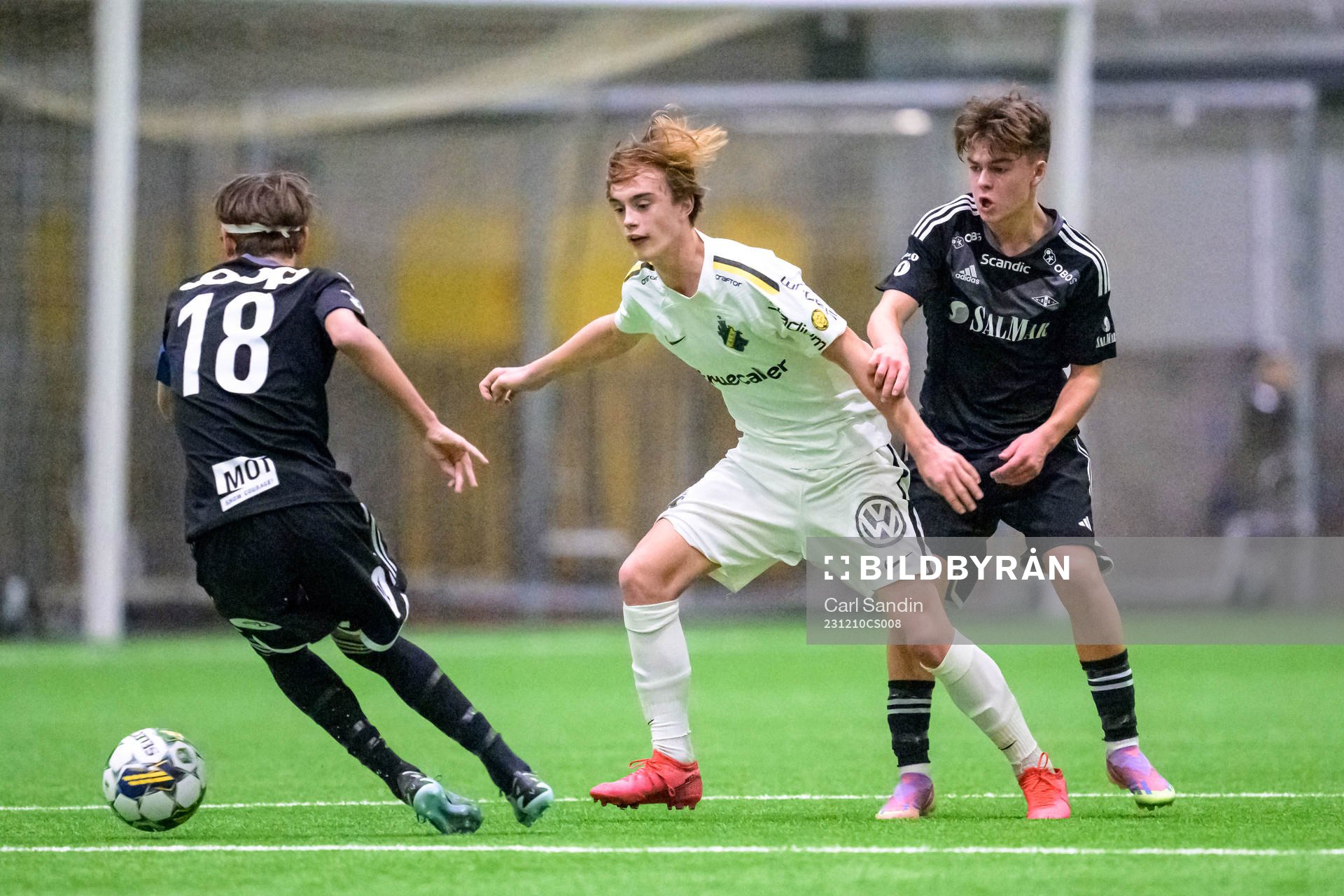 AIKs Yannick Geiger och Rosenborgs Fredrik Berg under fotbollsmatchen i Skandinaviska Mästerskapen mellan Rosenborg och AIK den 10 december 2023 i Borås.