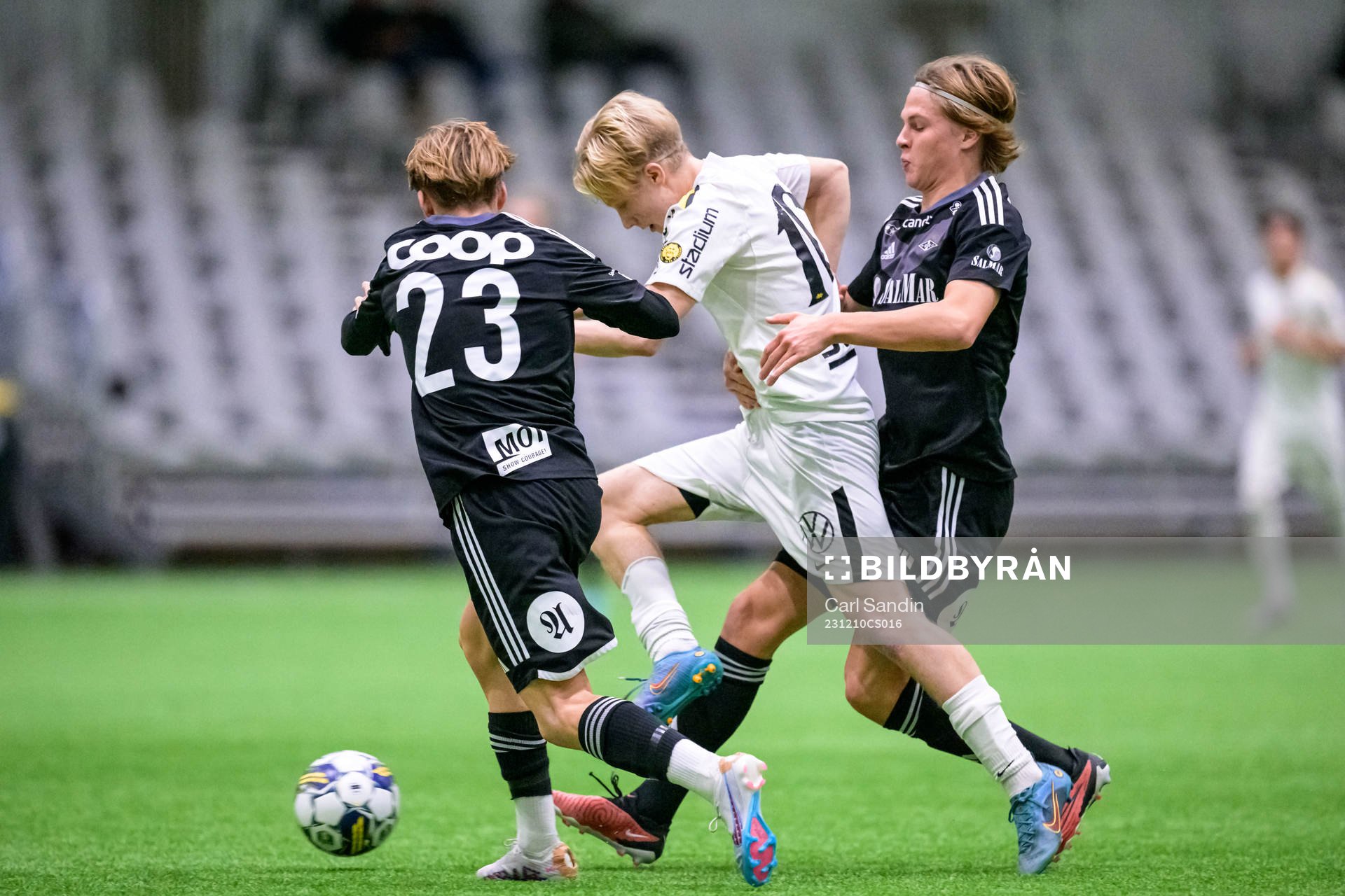 AIKs Andreas Redkin och Rosenborgs Sander Sommerseth under fotbollsmatchen i Skandinaviska Mästerskapen mellan Rosenborg och AIK den 10 december 2023 i Borås. 