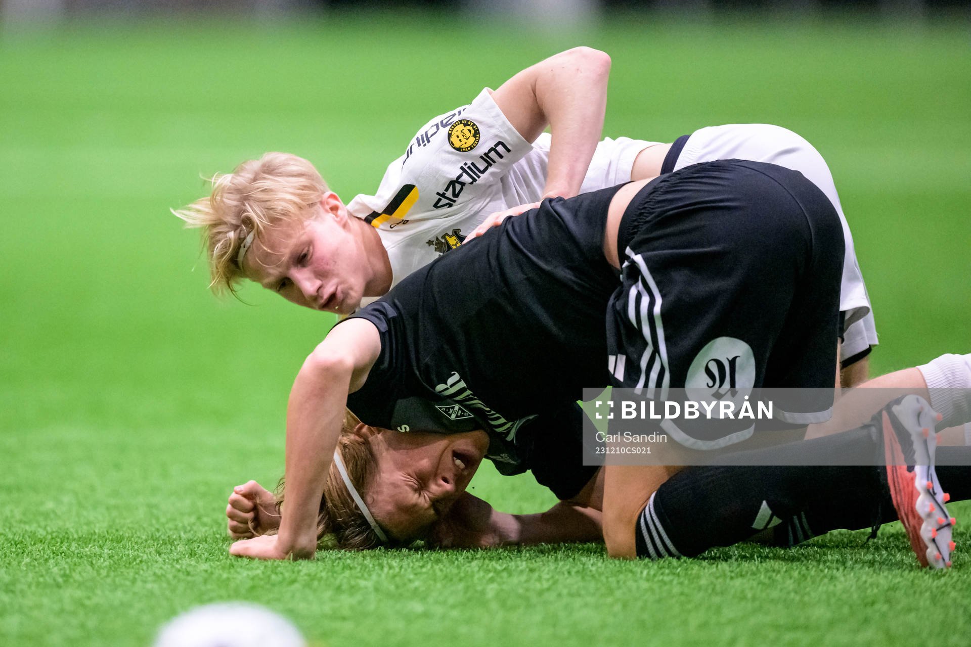 AIKs Andreas Redkin och Rosenborgs Sander Sommerseth under fotbollsmatchen i Skandinaviska Mästerskapen mellan Rosenborg och AIK den 10 december 2023 i Borås.