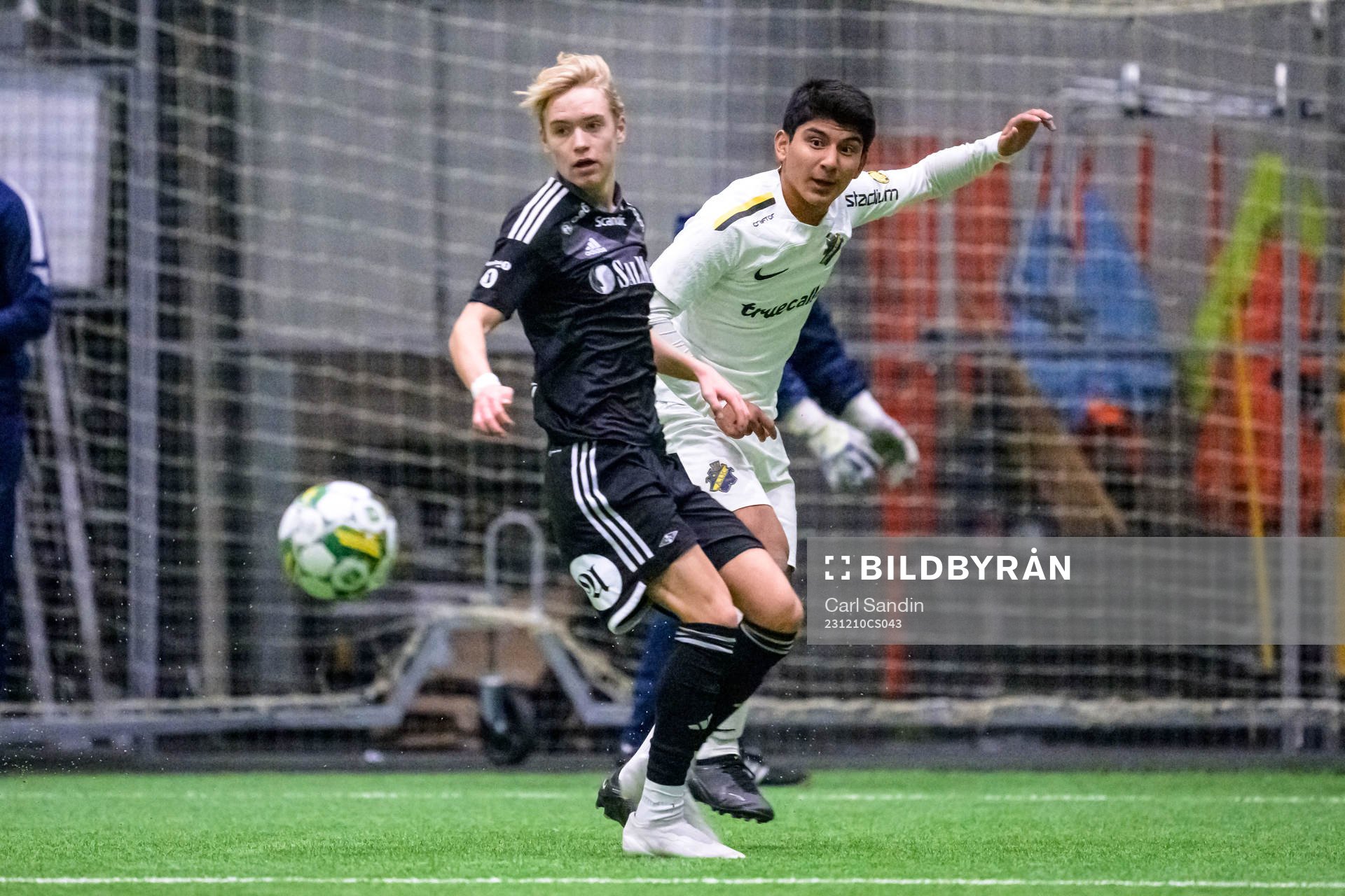 Rosenborgs Emil Holden och AIKs Luis Carlos Sandoval