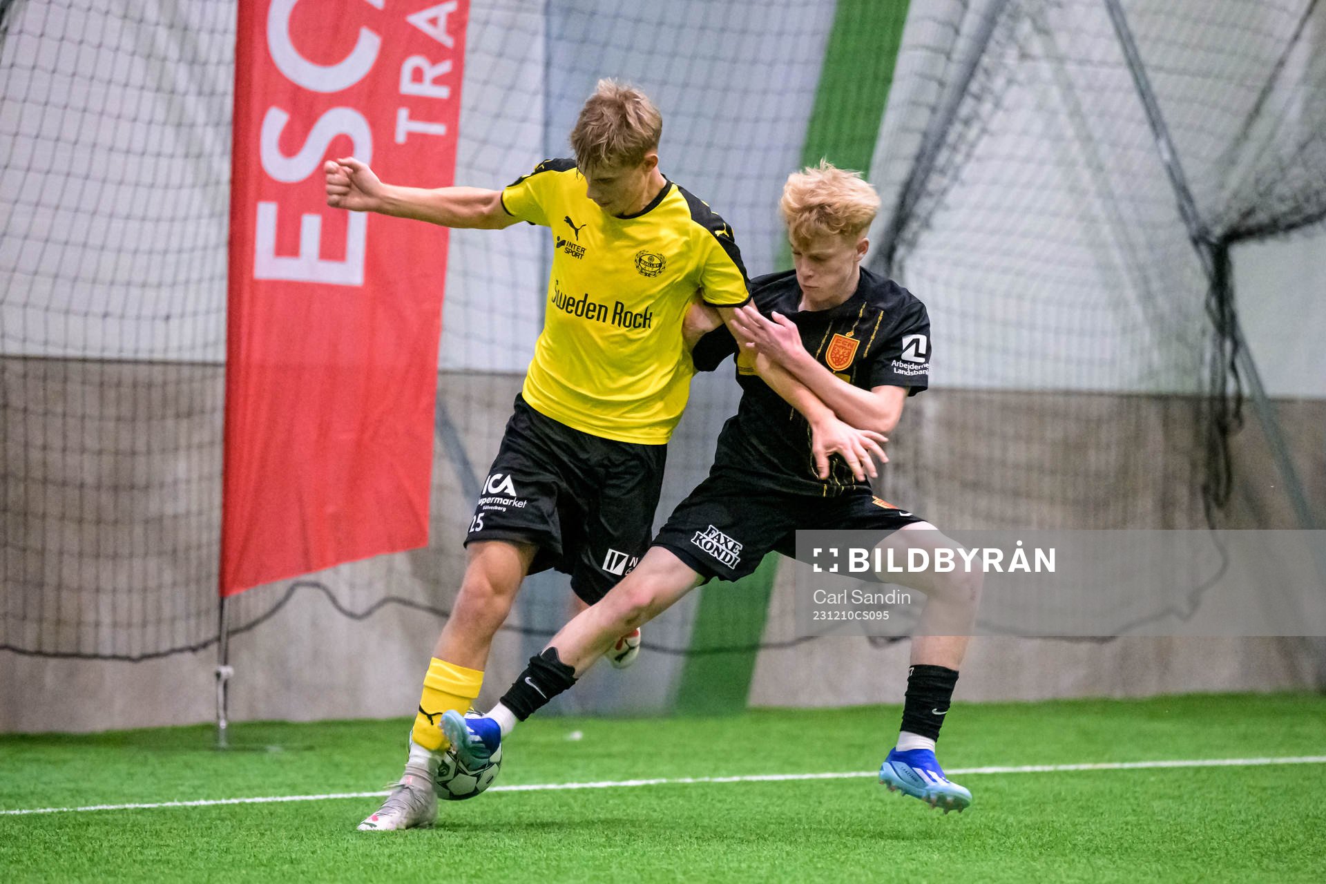 Mjällbys Oliver Pasterhof och Nordsjällands Oliver Klang under fotbollsmatchen i Skandinaviska Mästerskapen mellan Mjällby och Nordsjälland den 10 december 2023 i Borås.