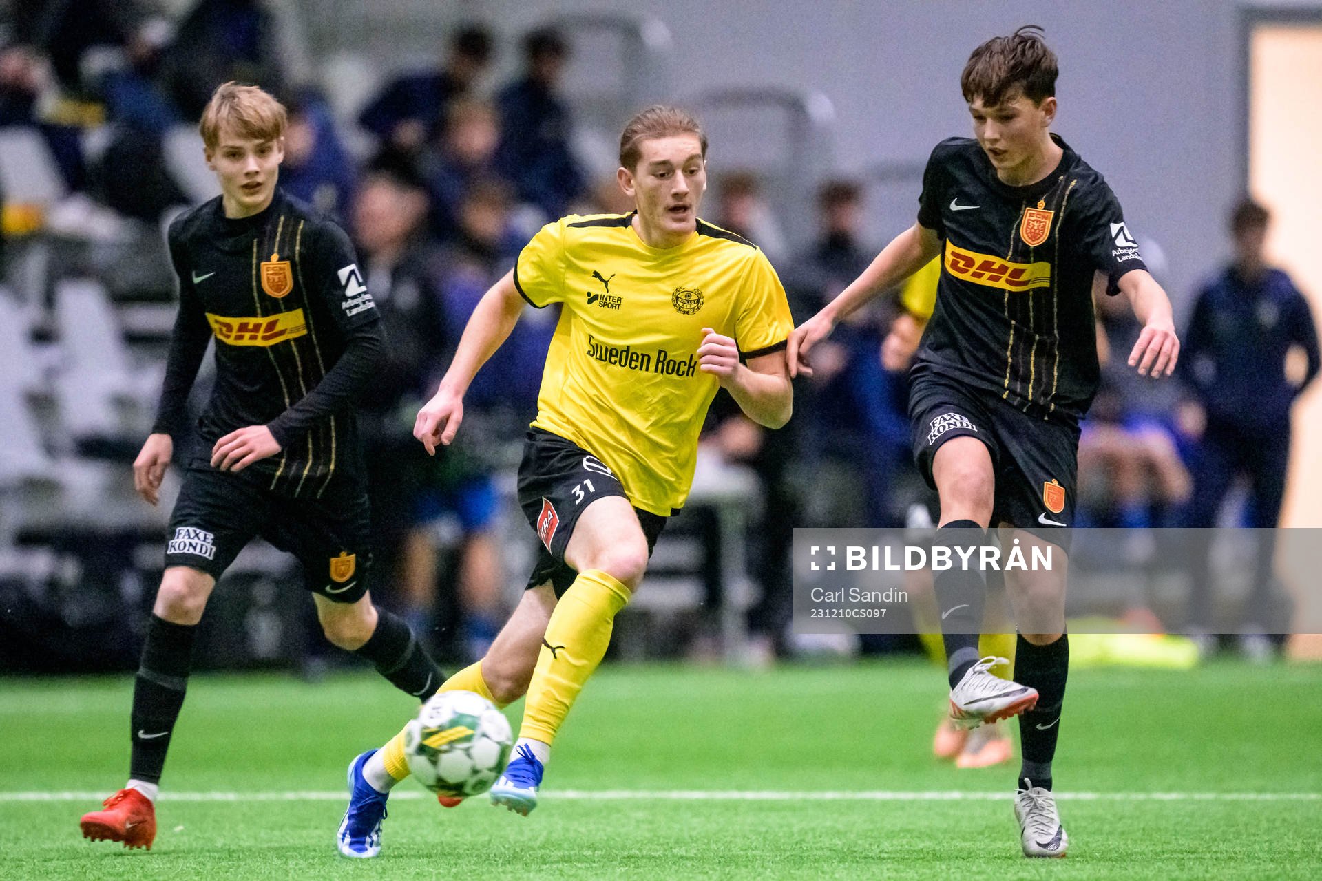 Mjällbys Benjamin Alija och Nordsjällands Jes Palsmark under fotbollsmatchen i Skandinaviska Mästerskapen mellan Mjällby och Nordsjälland den 10 december 2023 i Borås.