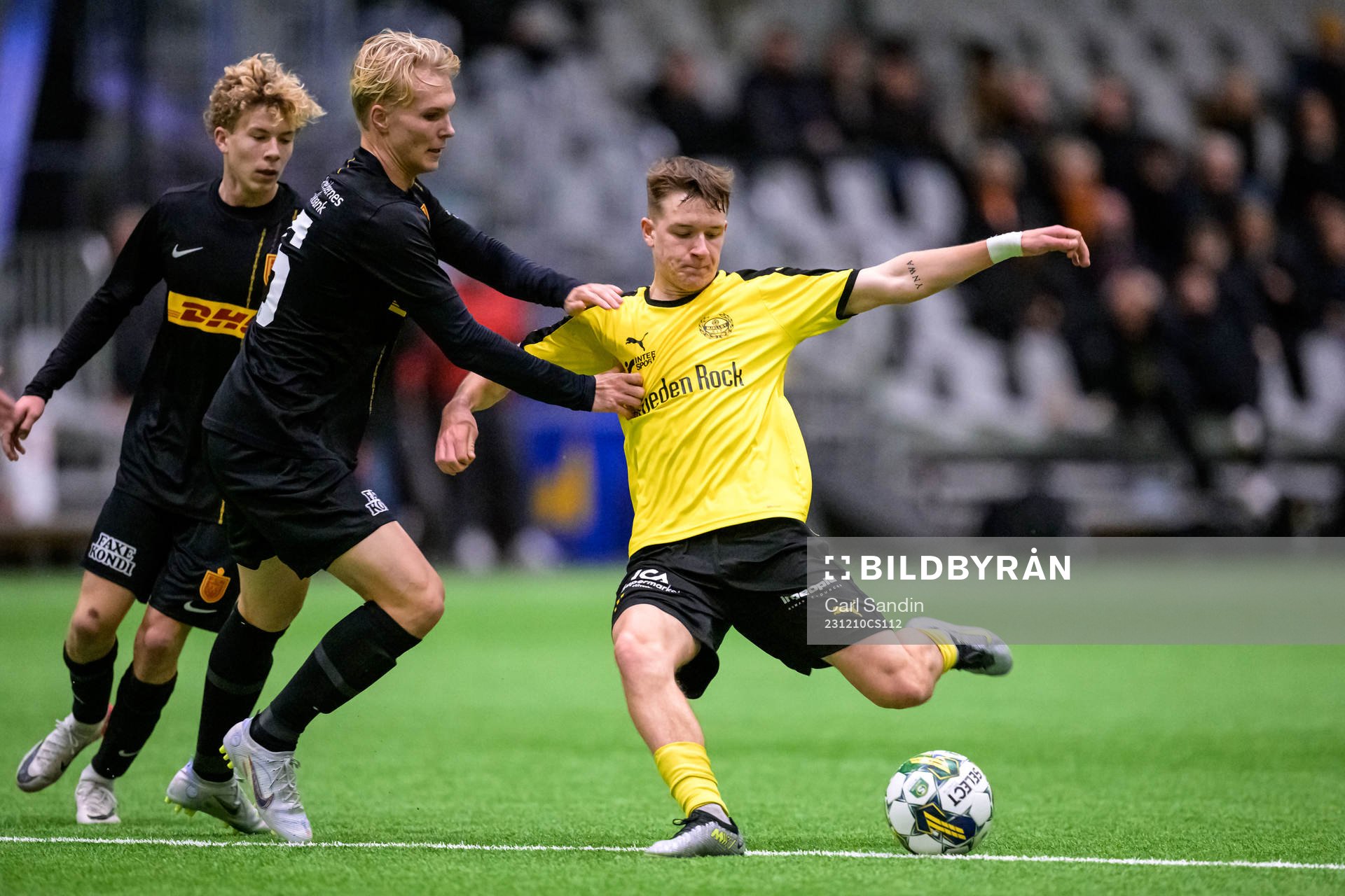 Nordsjällands Oscar Revensdorff och Mjällbys Kimmen Nennesson under fotbollsmatchen i Skandinaviska Mästerskapen mellan Mjällby och Nordsjälland den 10 december 2023 i Borås.