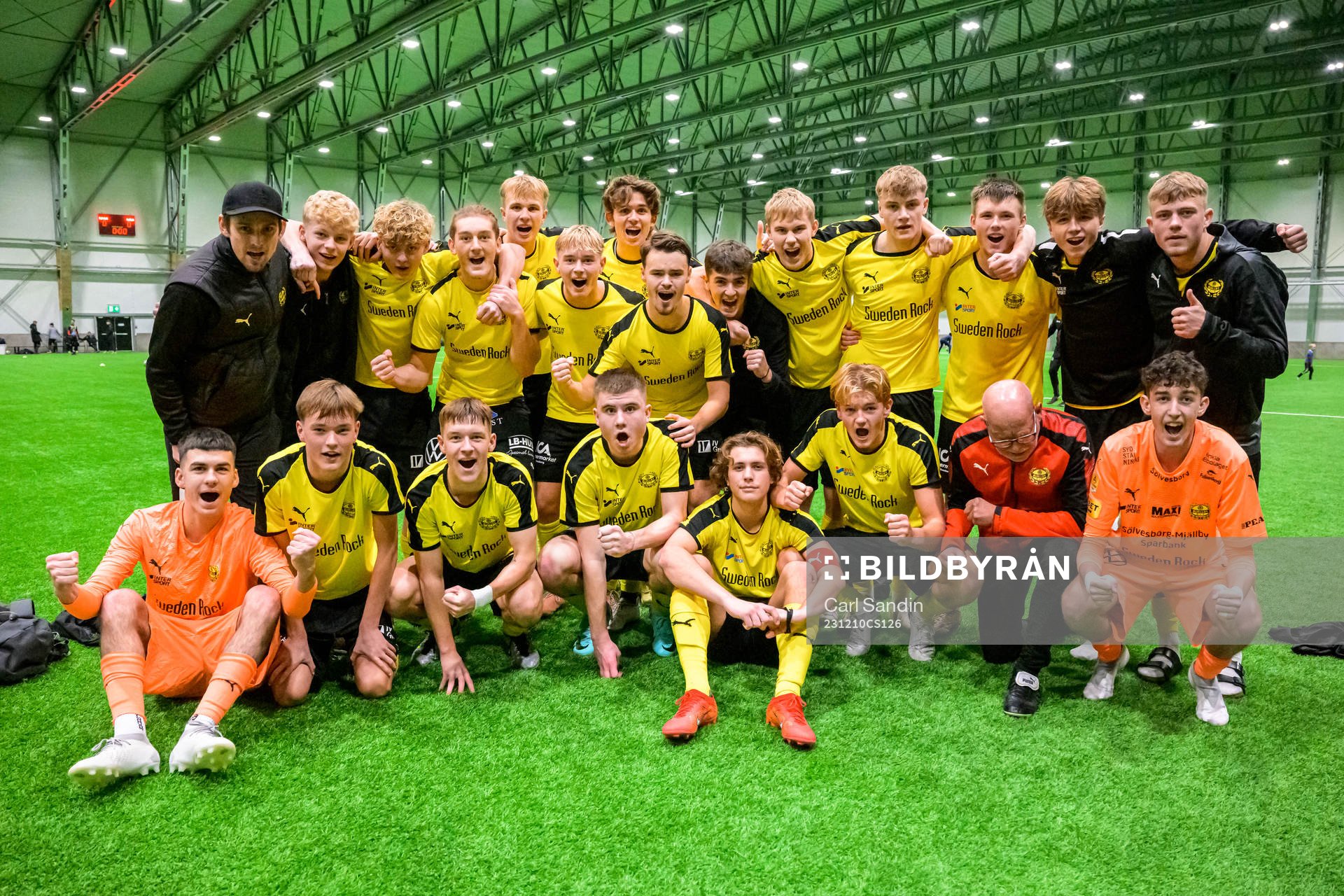 Mjällbys spelare och ledare jublar