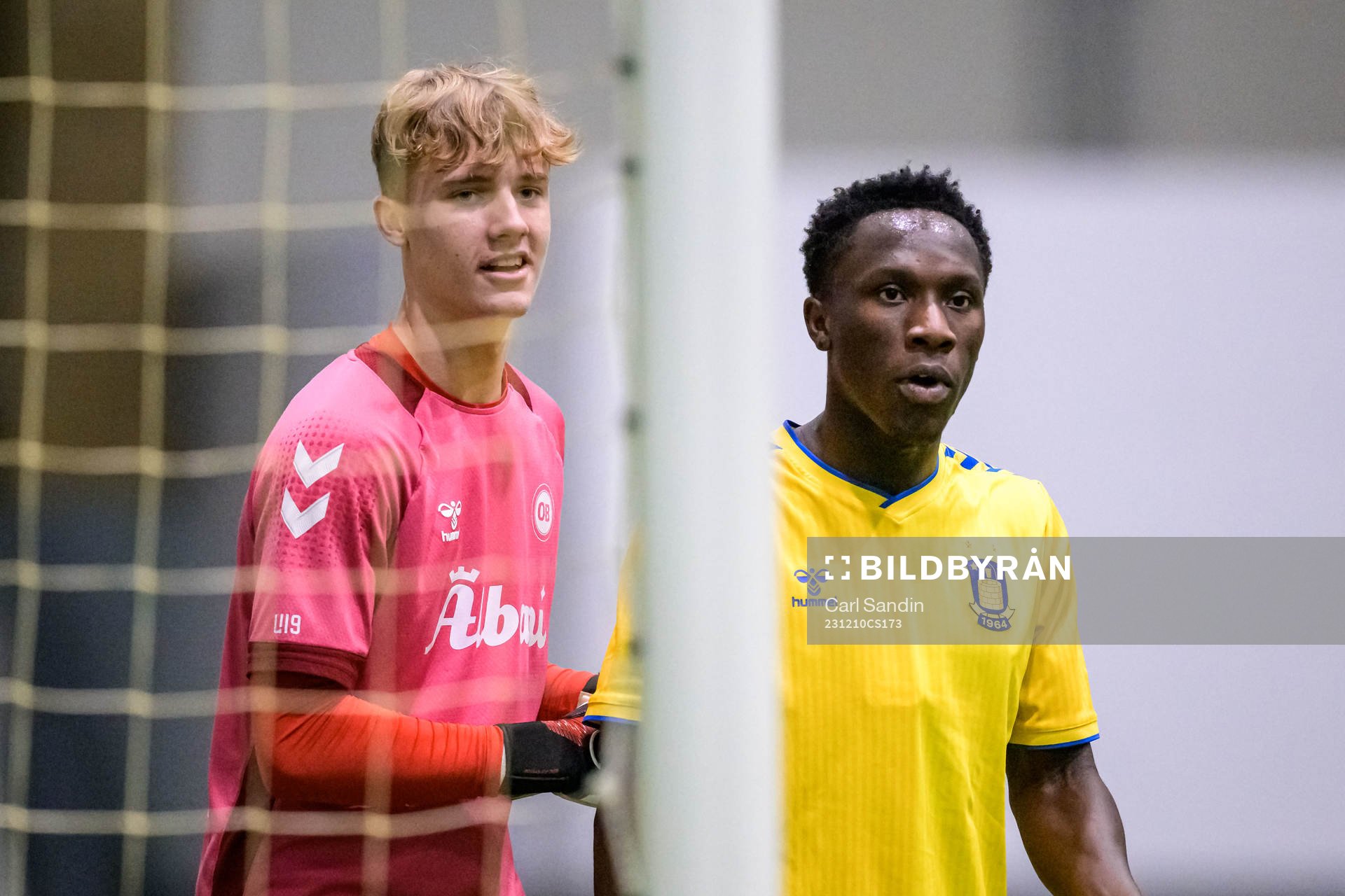 Odenses Tobias Elnegaard och Bröndbys Jonathan Agyekum under finalen i Skandinaviska Mästerskapen mellan Bröndby och Odense den 10 december 2023 i Borås.
