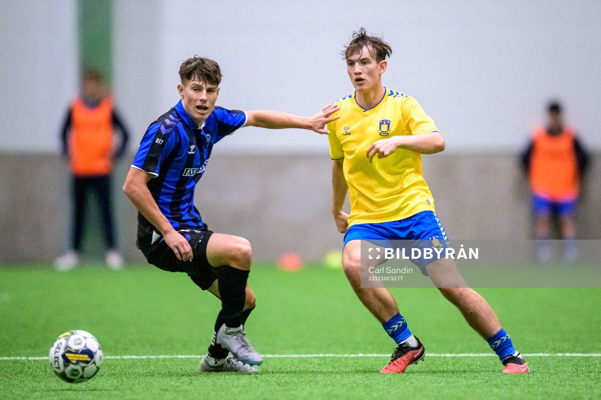 Odenses Magnus Andersen och Bröndbys Adam Claridge